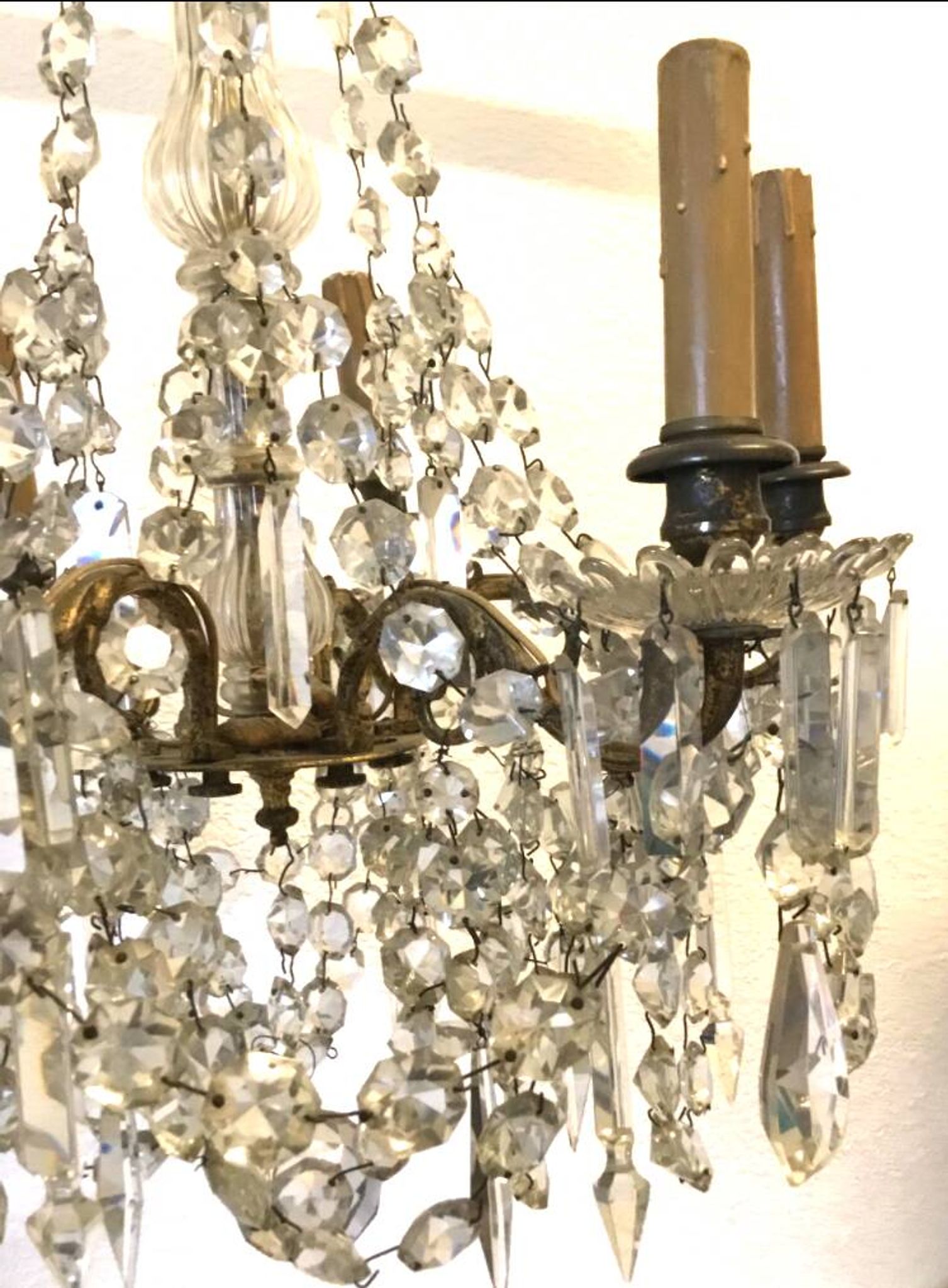 Bronze chandelier with 6 light arms and pendants