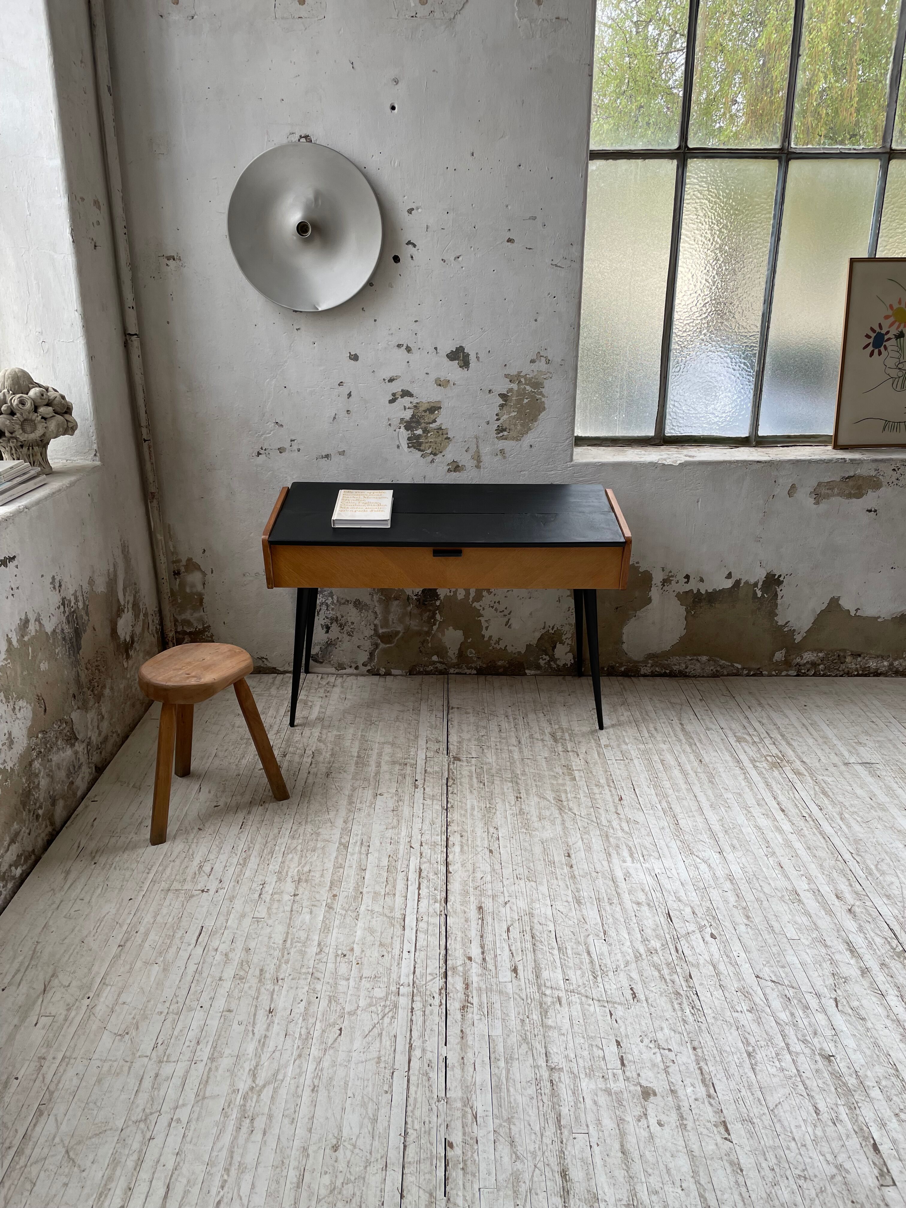 Console desktop feet compass 60s