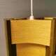 Lampe ancienne en placage de bois, partiellement peinte en vert.