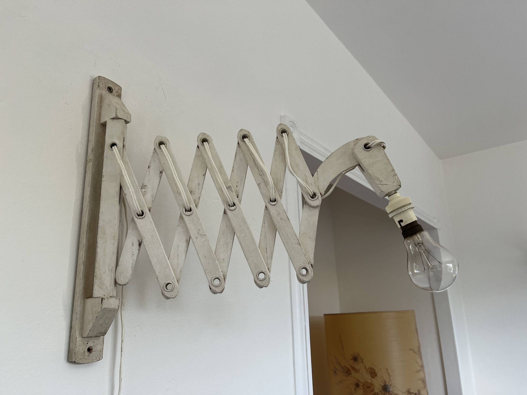Scandinavian "accordion" or "scissors" wall light in white lacquered wood from the 60s and 70s