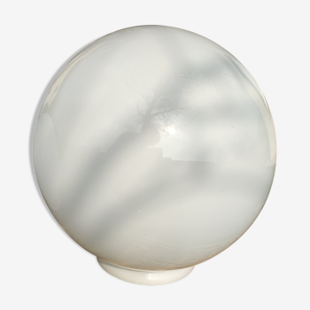 Globe en opaline blanche