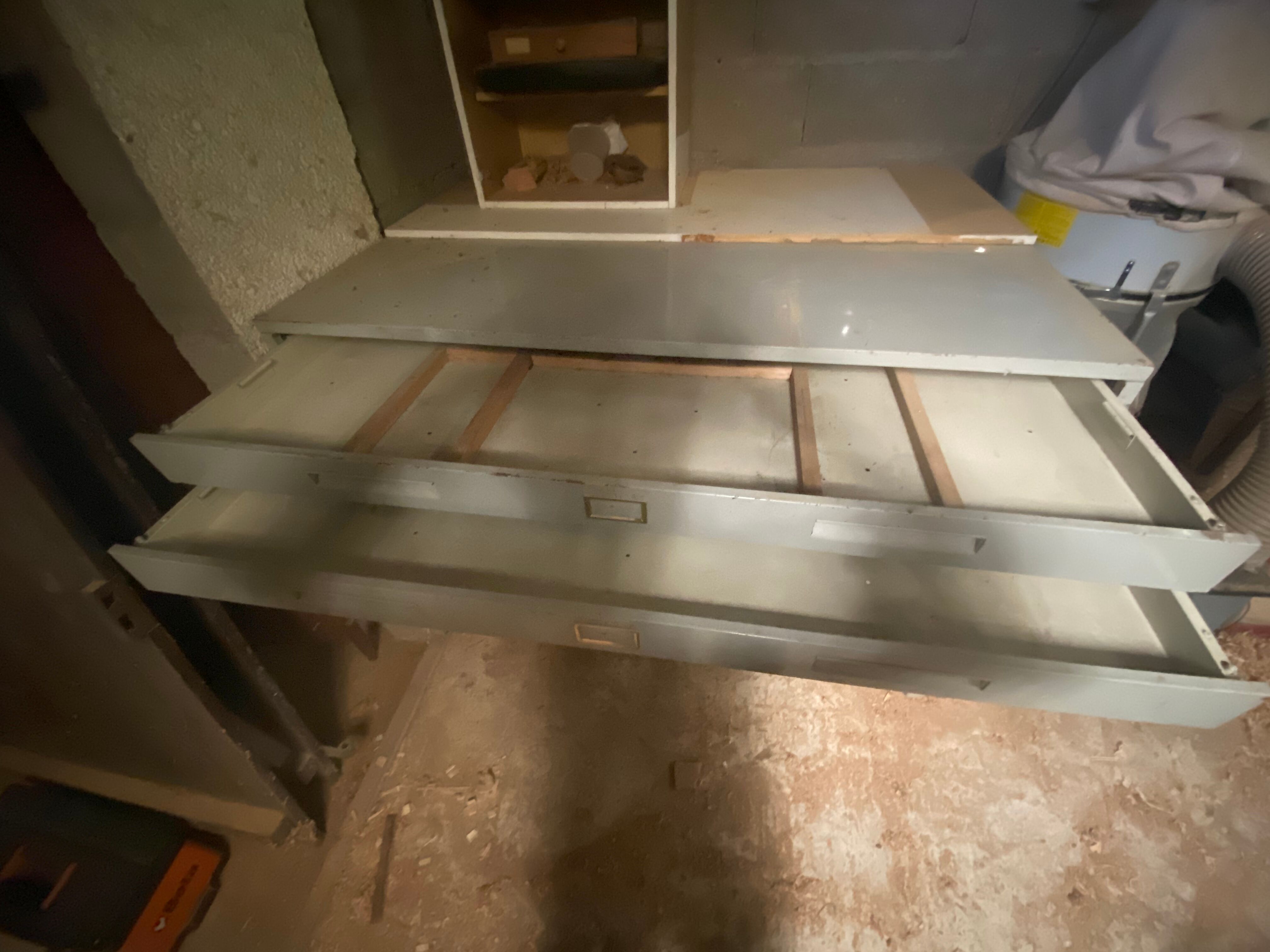 Loom furniture with drawers with metal planes