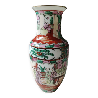 Vase balustre de Canton/Chine, porcelaine. Motifs Geishas, floraux, papillons. Années 50