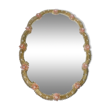Miroir vénitien ovale doré et rose floréal sculpté à la main des années 2000 dans le style en verre de murano