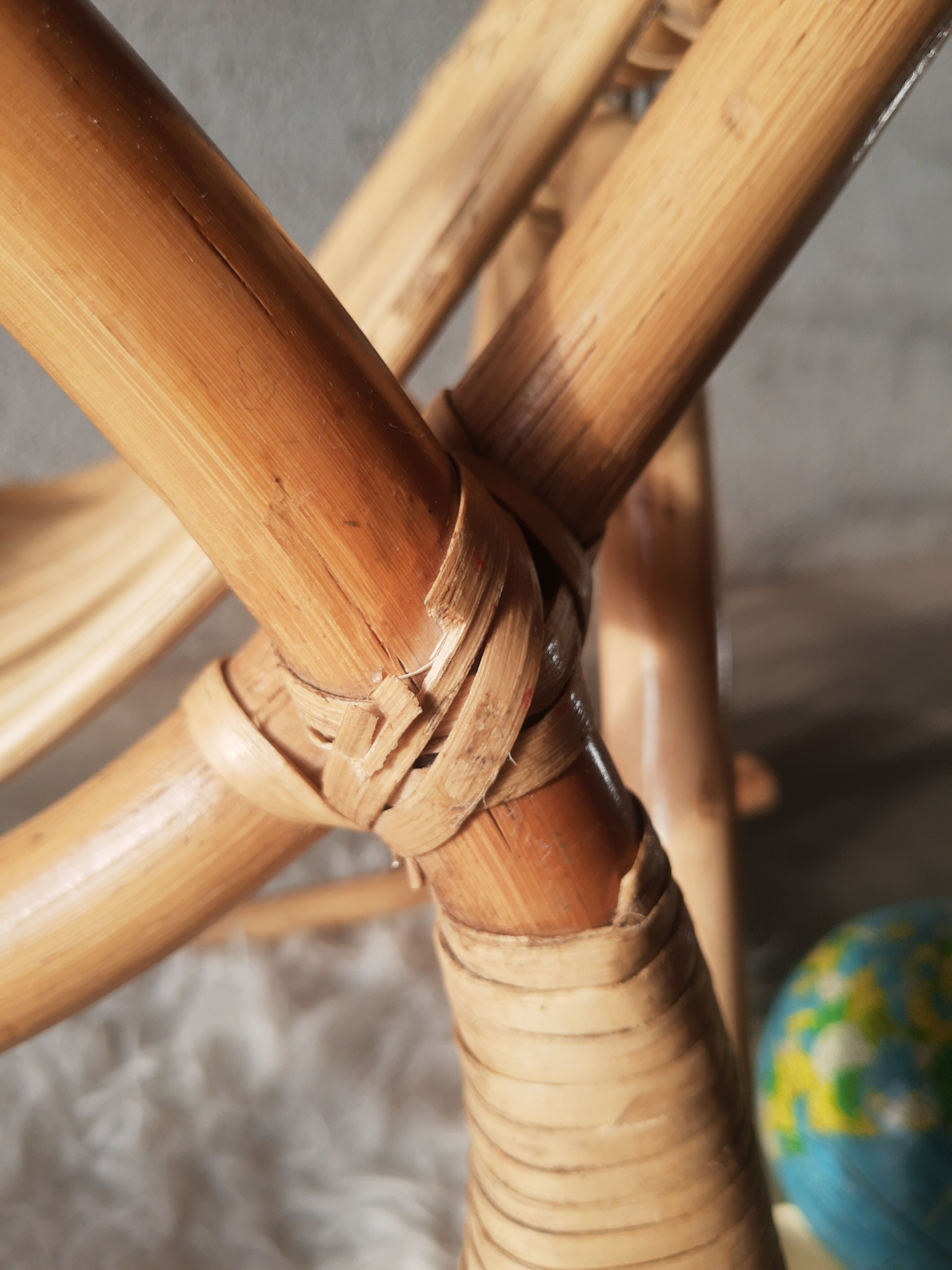 Rocking chair enfant en rotin vintage