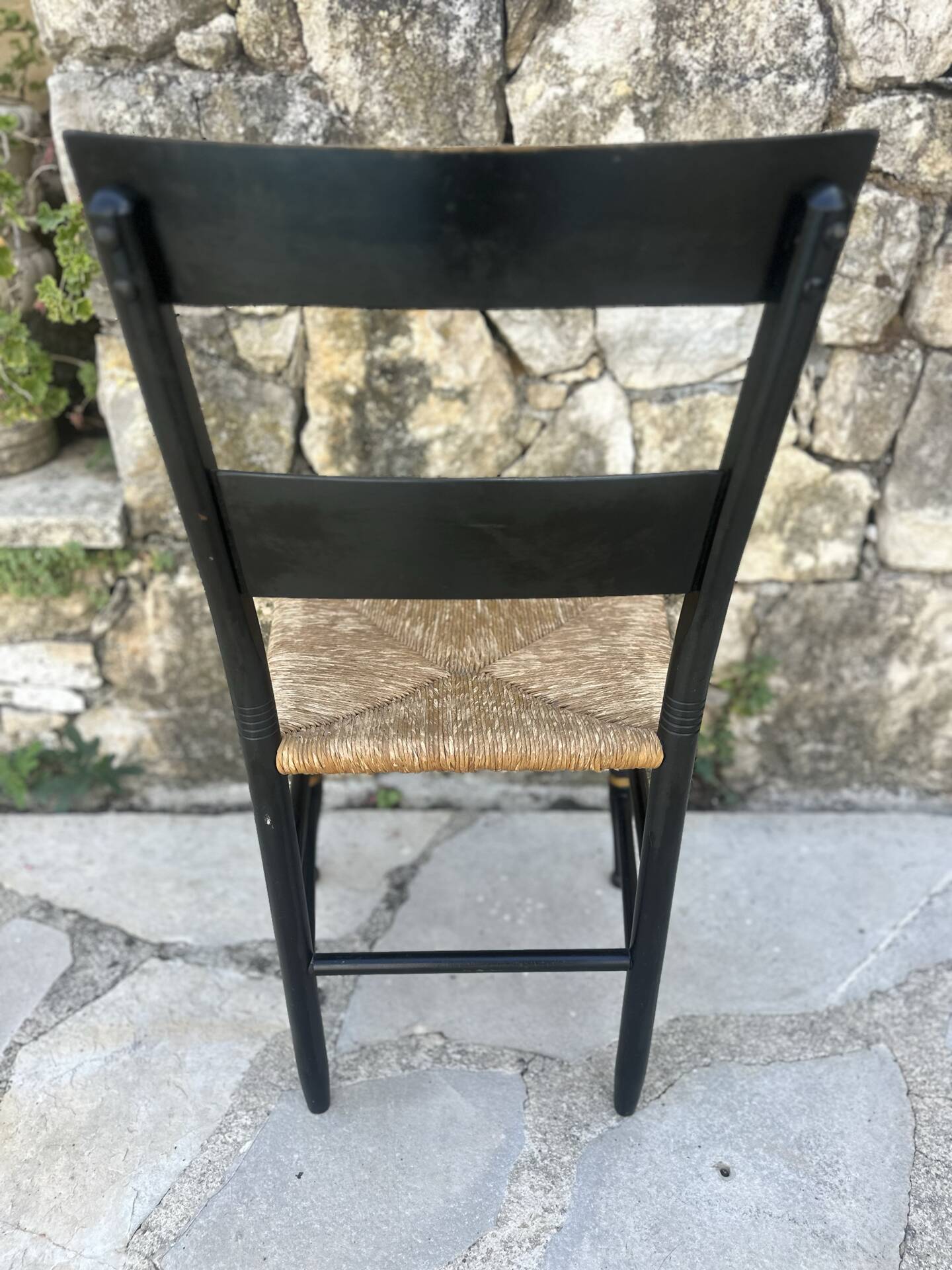 Chaise en bois peint dans le goût d’Hitchcock.