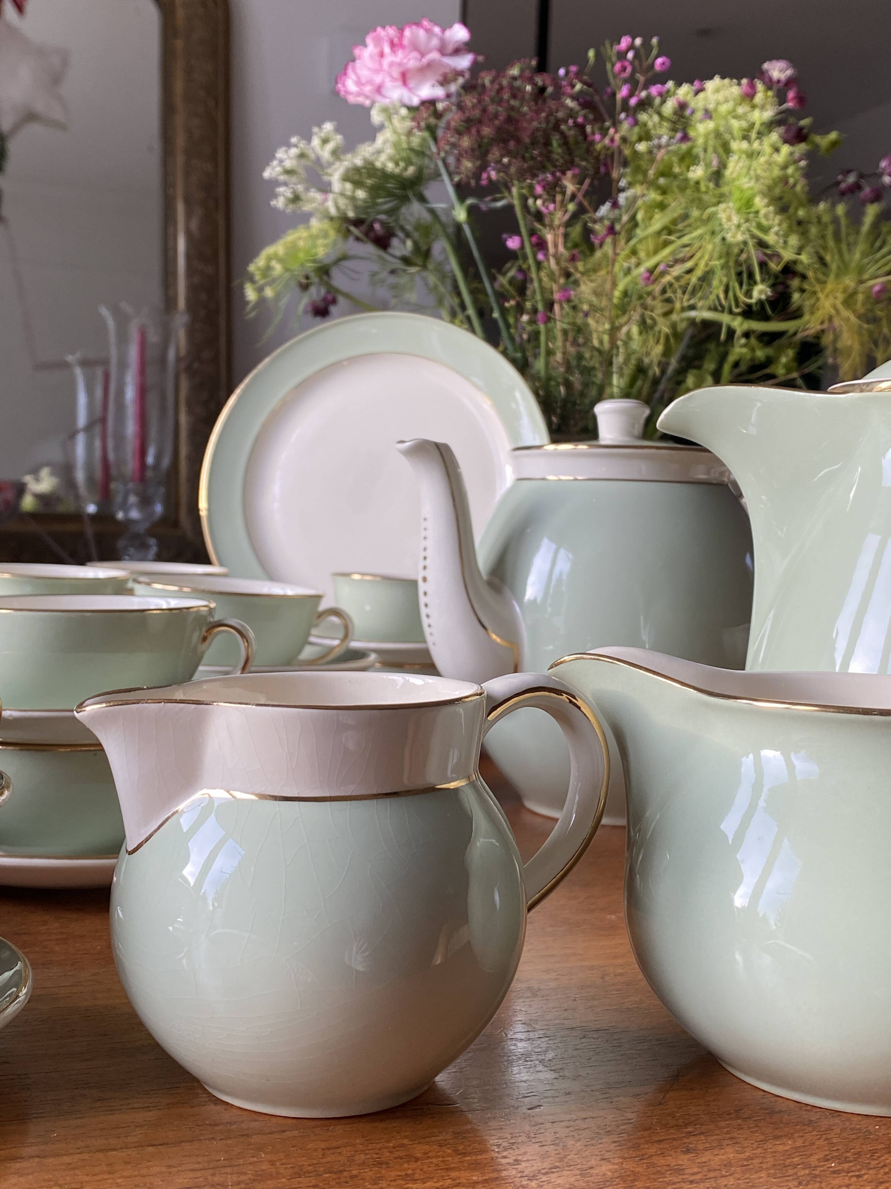 Villeroy & Boch table service in celadon green and ivory, 102 pieces.