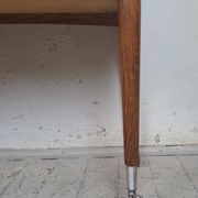 Une table en bois mobile et unique des années 1970
