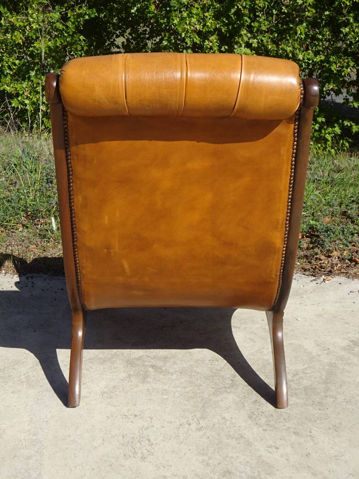 Fauteuils en bois et cuir capitonné, les 2