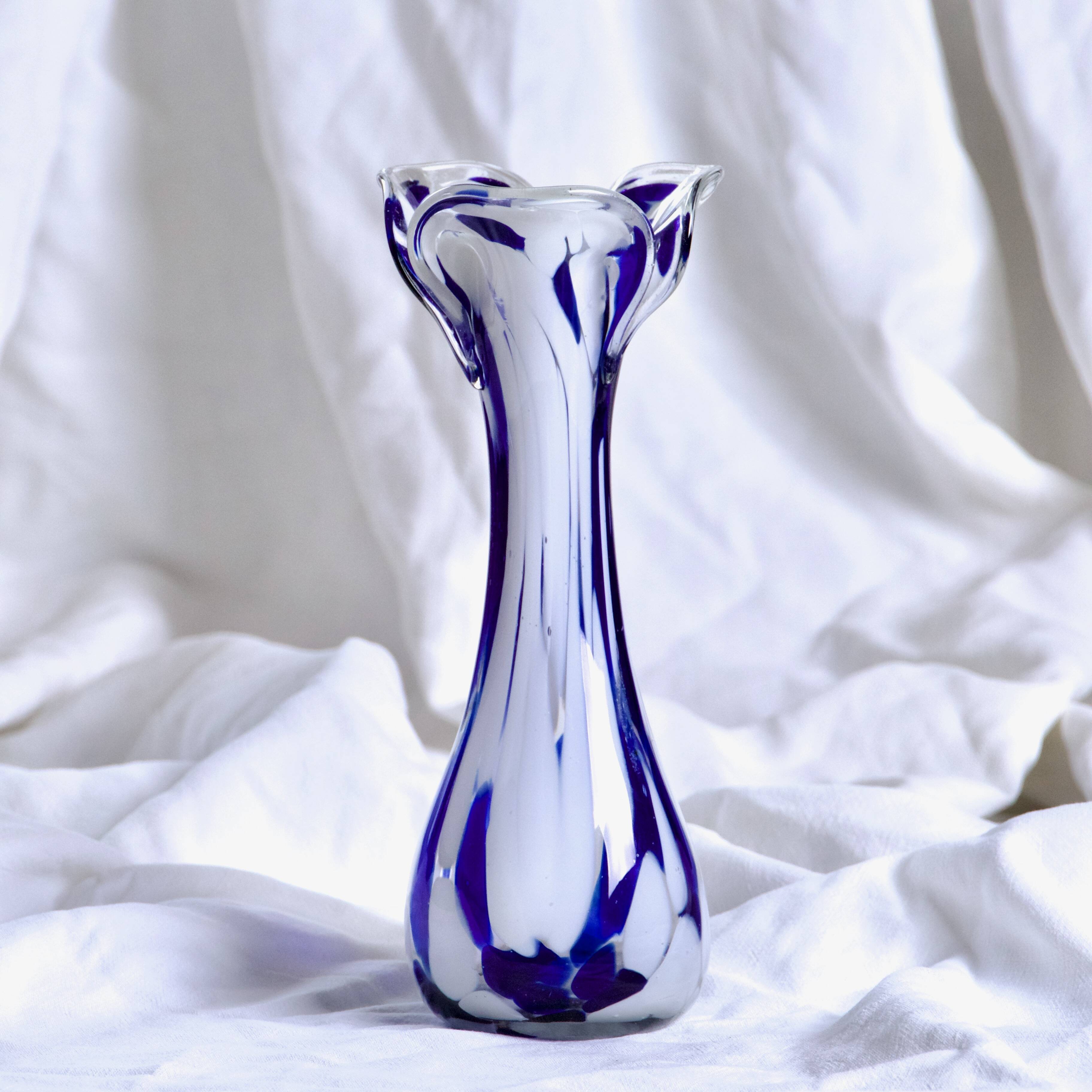 Vase en verre de Murano bleu et blanc