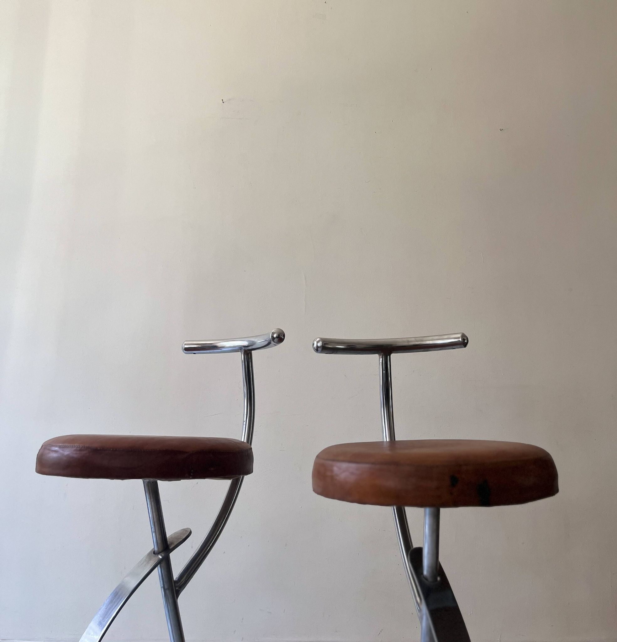 Bar stools in tubular chrome and tan leather, 1970s