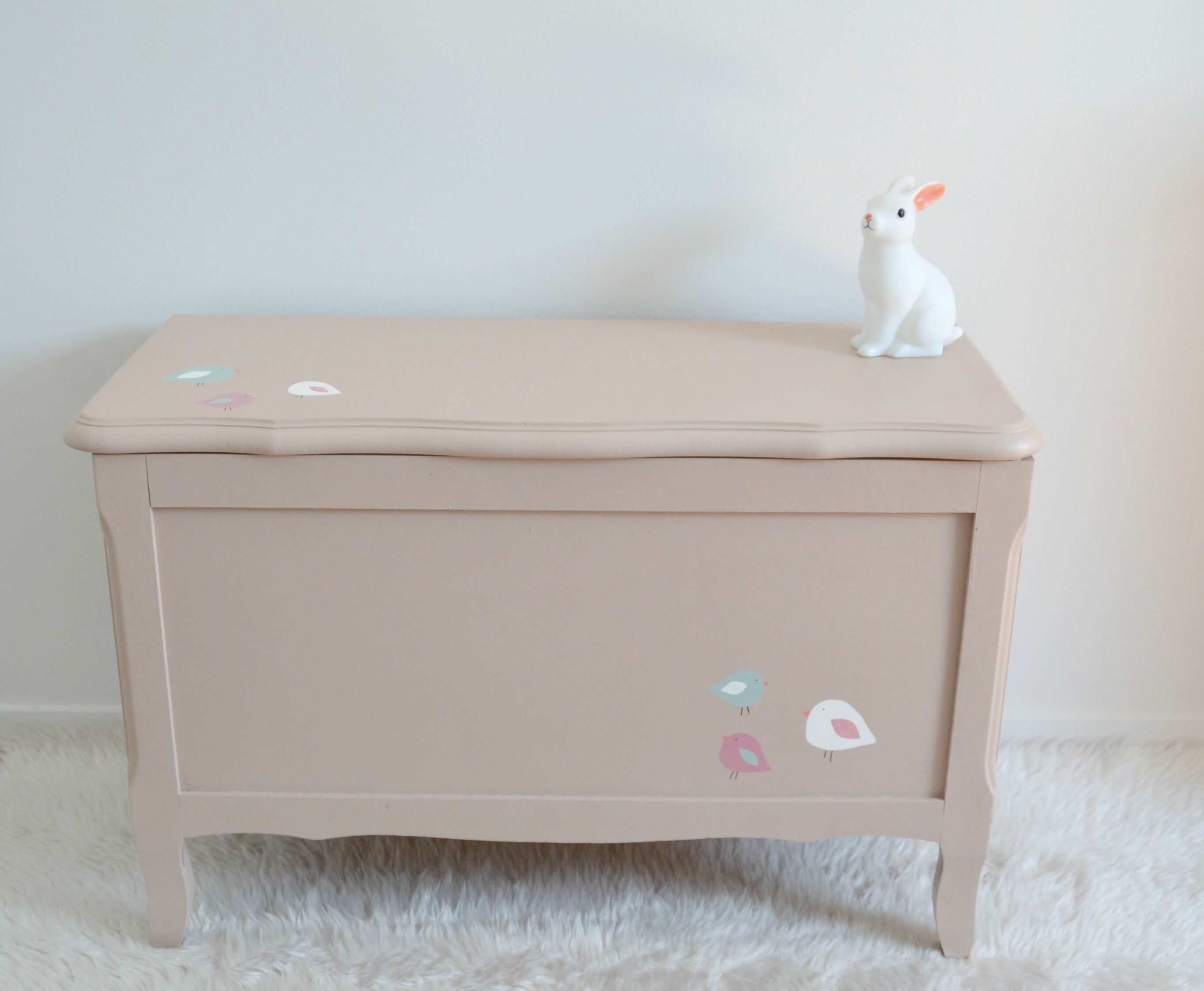 Coffre à jouets en bois beige rosé