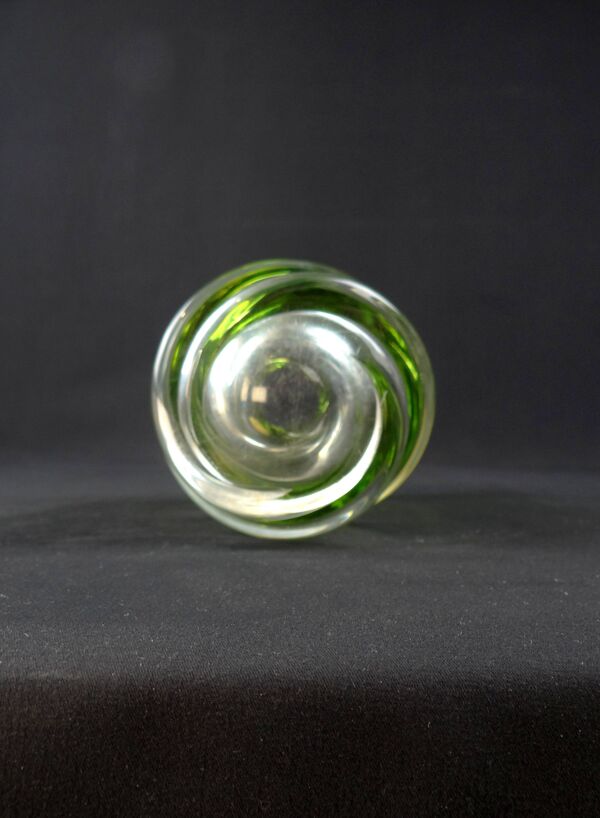 Vase en cristal Val Saint Lambert à la forme torsadé bicolore modèle ''Wave