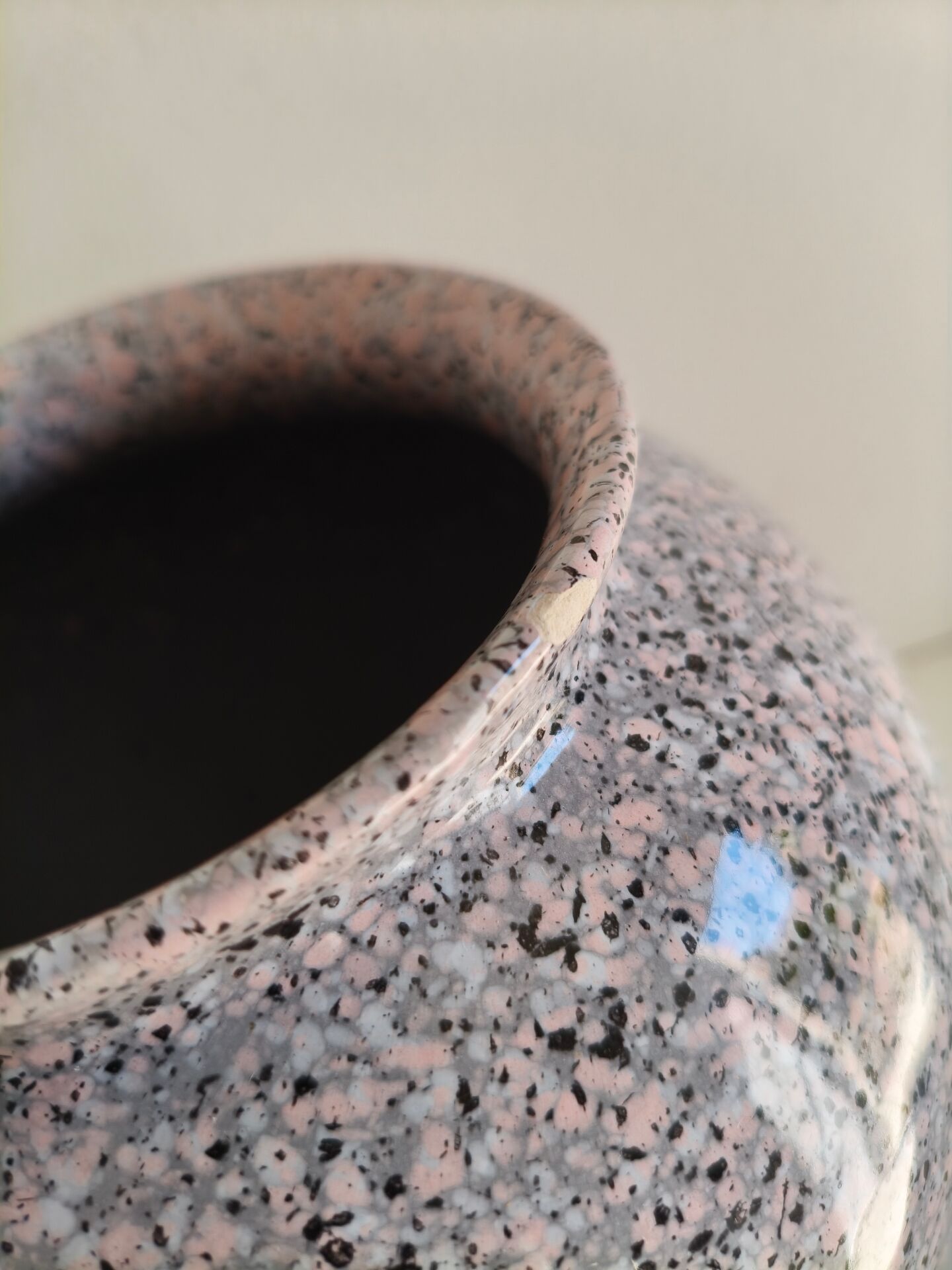 Vase vintage en céramique mouchetée rose, gris & noir – années 60/70