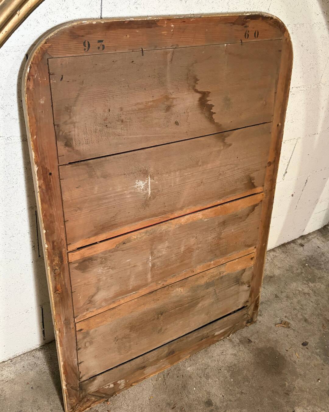 Rounded rectangular mirror