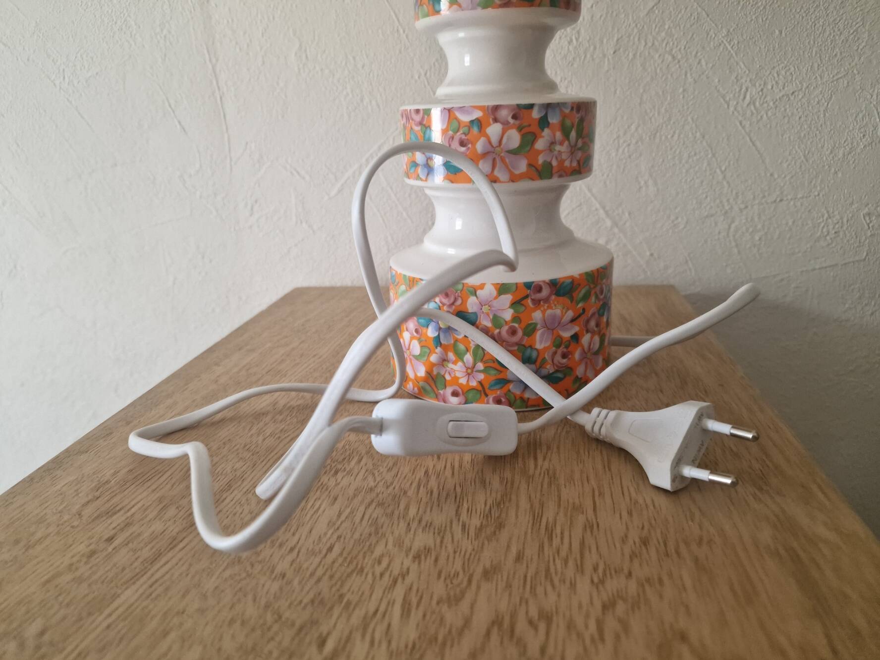 Lampe vintage en céramique orange fleurie
