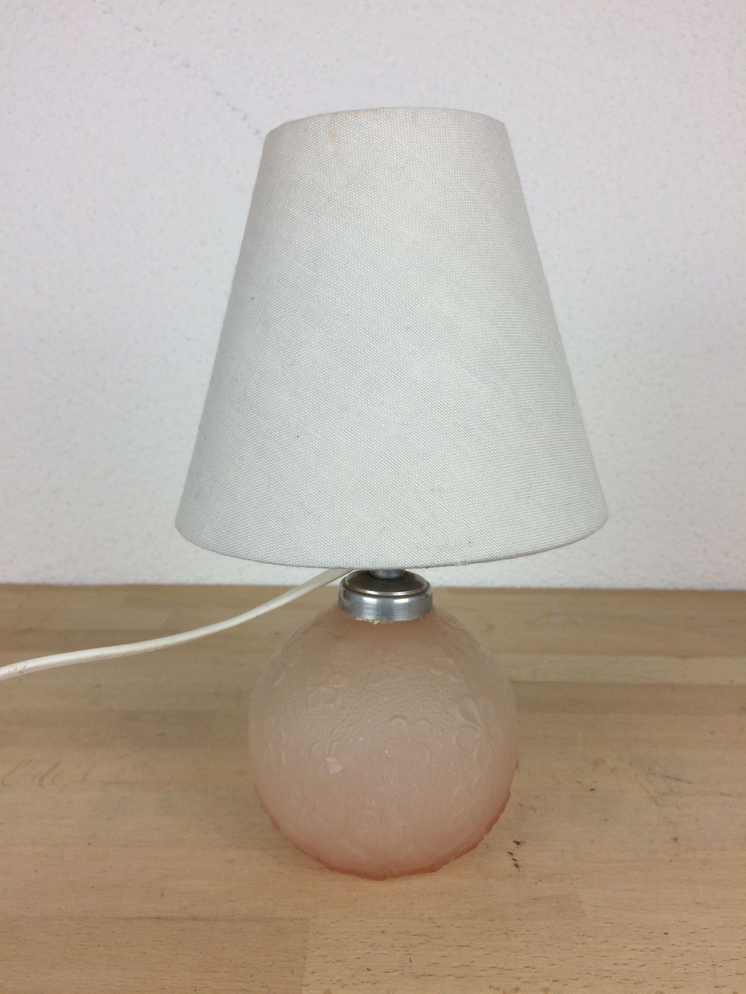 Lampe boule verre rose motif fleurs