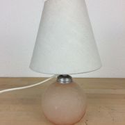 Lampe boule verre rose motif fleurs