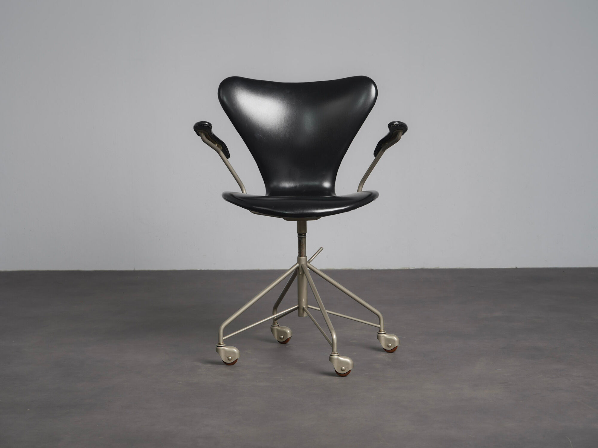 First edition Arne Jacobsen model 3217 office chair for Fritz Hansen, Denmark, 1950s