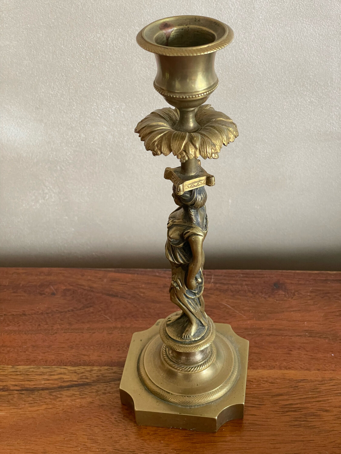 Bougeoir en laiton à décor de femme