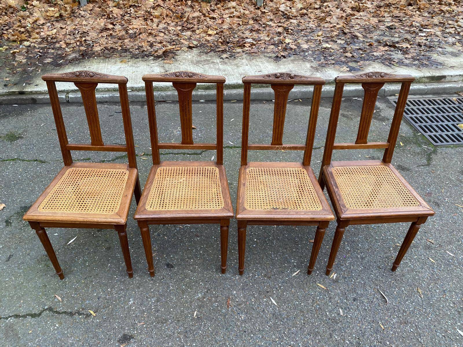 4 chaises art déco chêne massif cannées 1950 avec pieds ronds