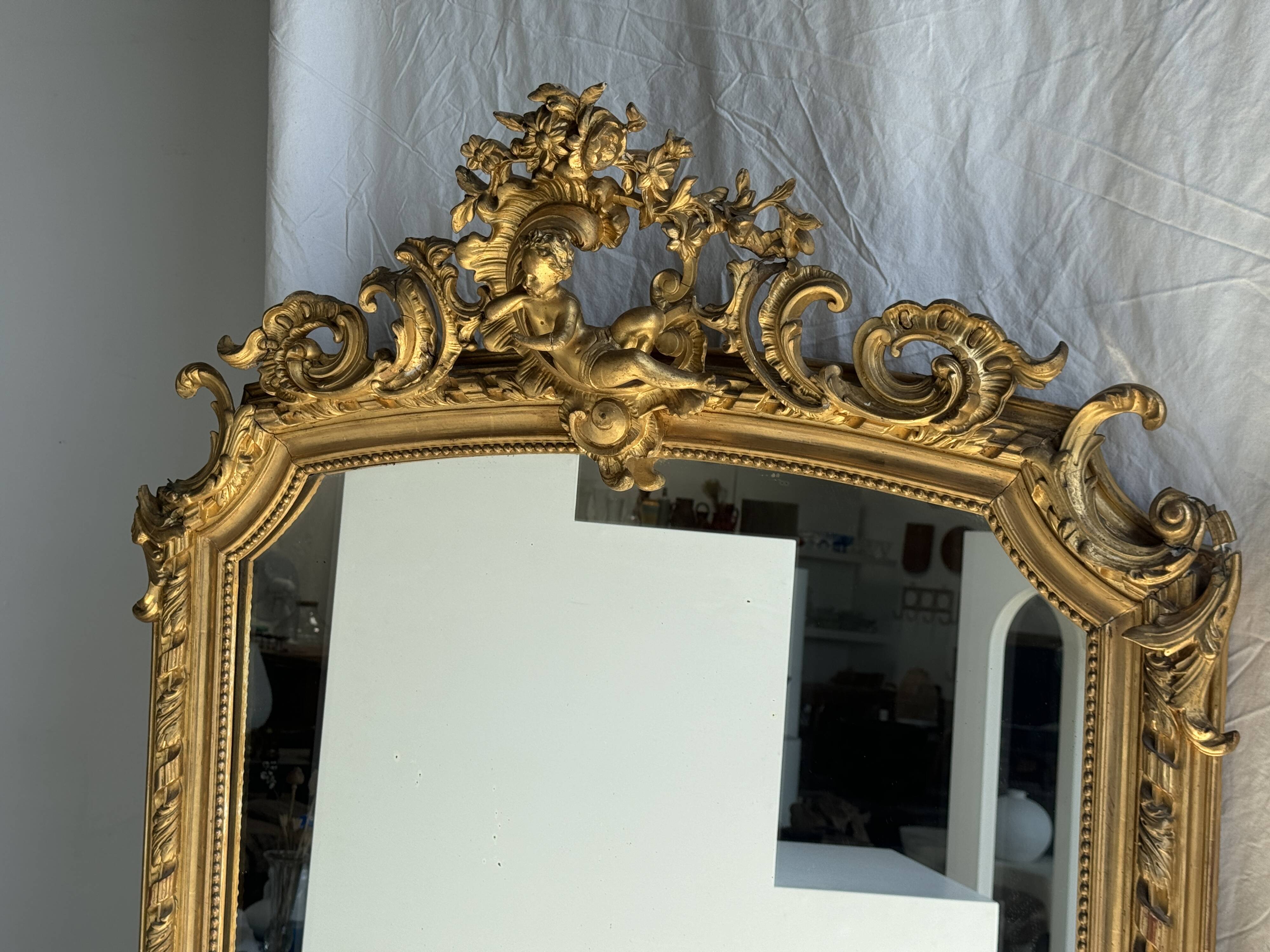 Large gilded mirror with acanthus leaf pediment H150 L98