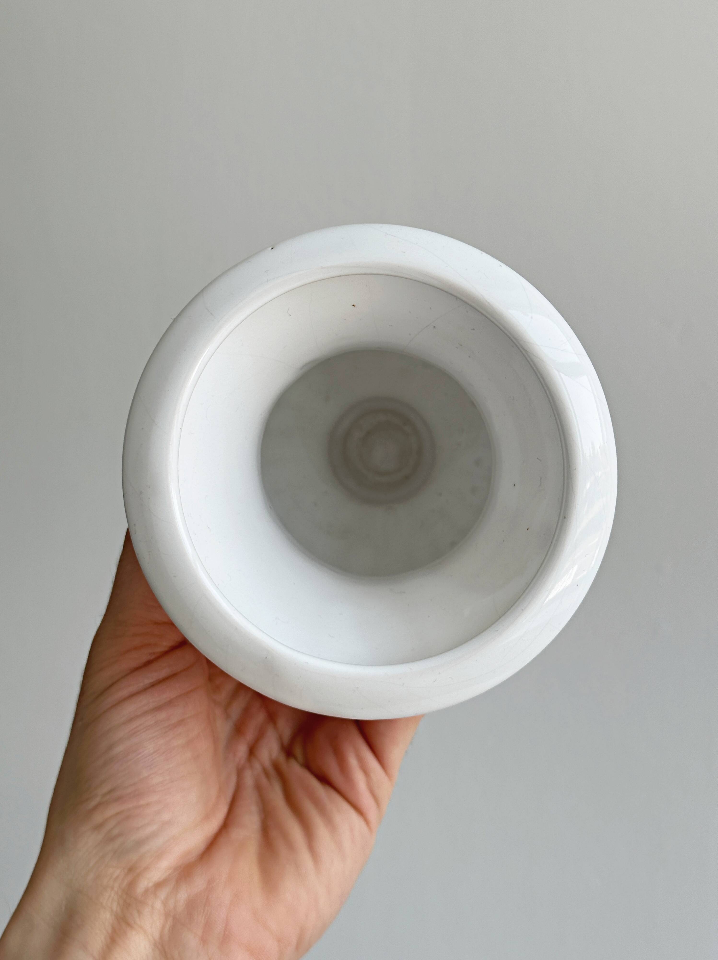 Cache-pot, white vase