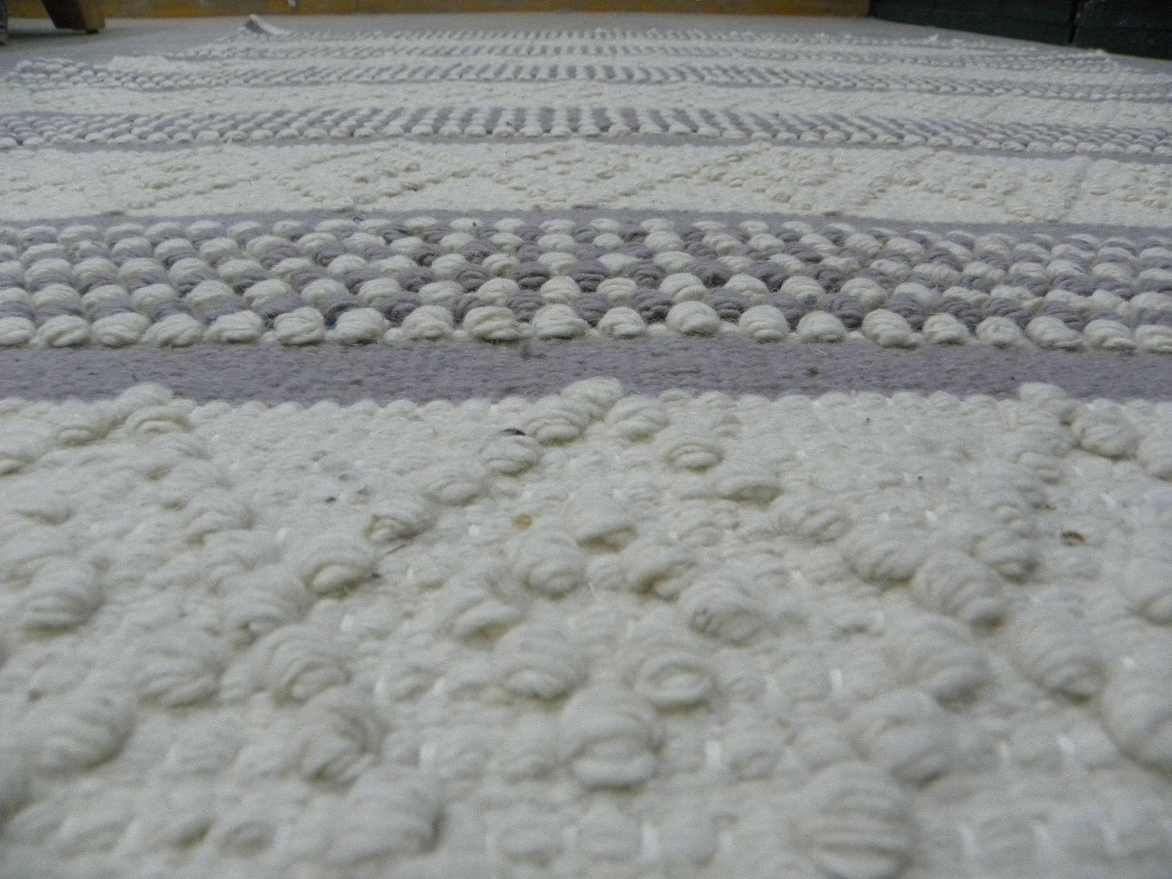 Handmade artisanal rug in Wool – Modern and natural design in Beige Ecru