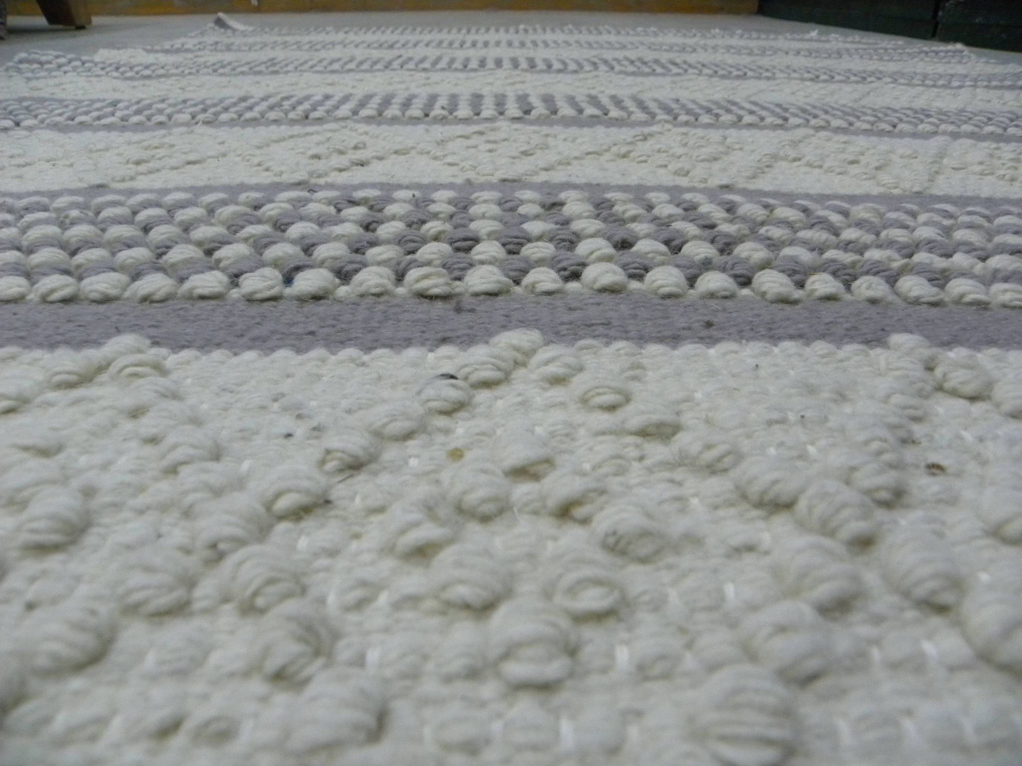 Handmade artisanal rug in Wool – Modern and natural design in Beige Ecru