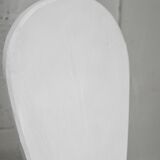 Paire de chaises tripodes, assises à la gouge. Brutalistes, circa 1960. Bois peint.