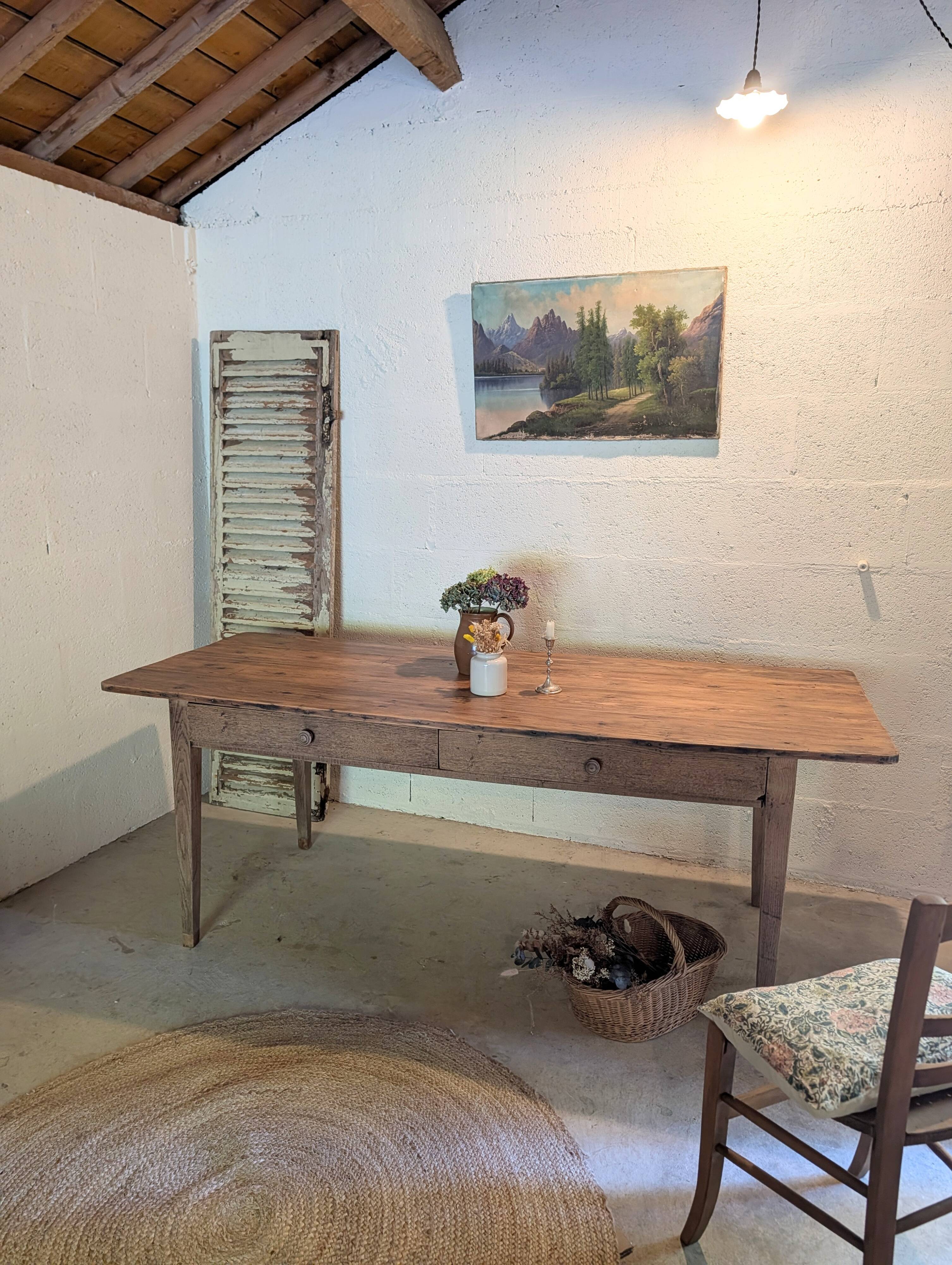 Ancienne table de ferme rénovée