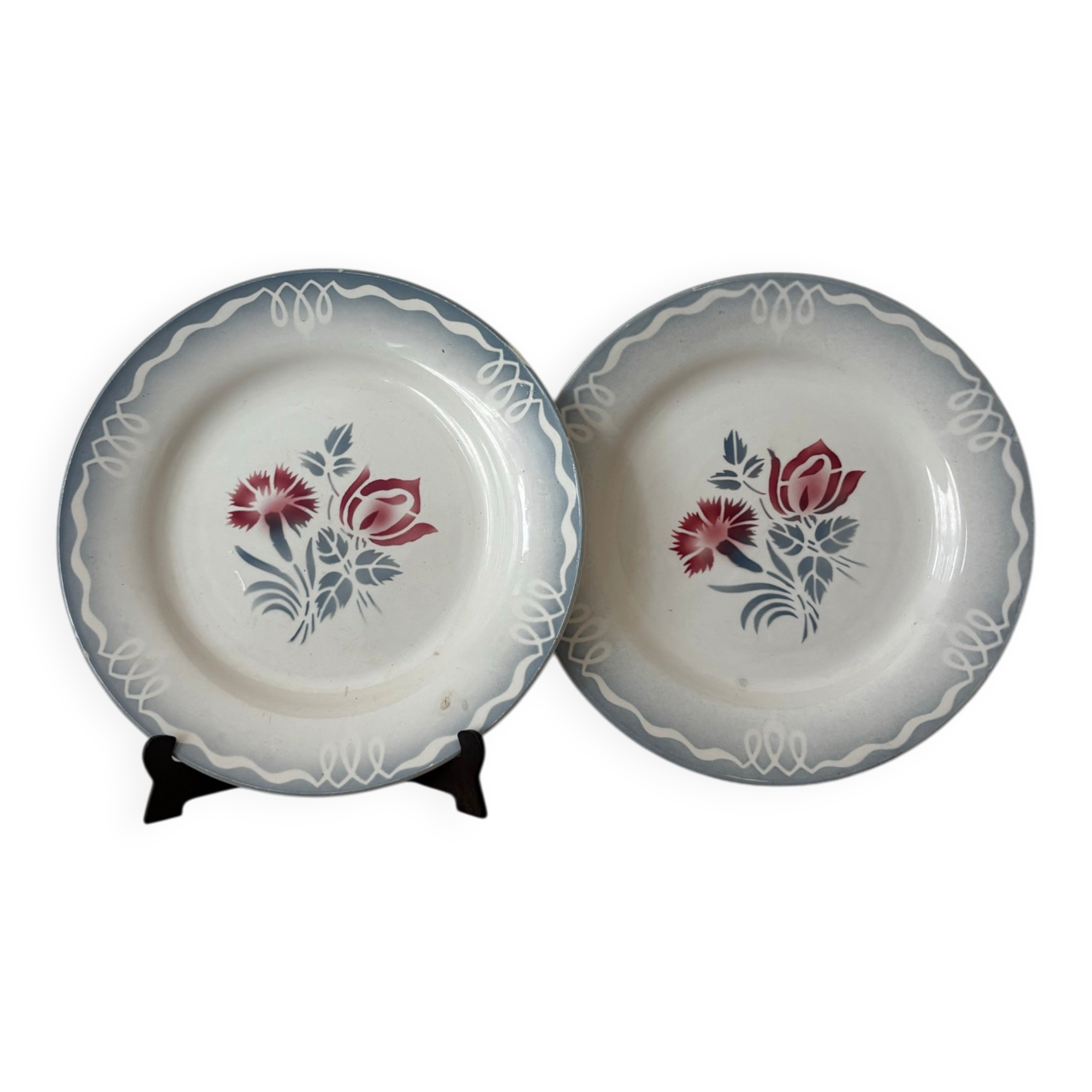 Ensemble de deux assiettes plates fleuries en faïence
