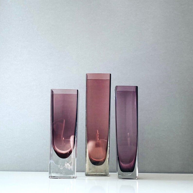 Set de trois vases en verre violets