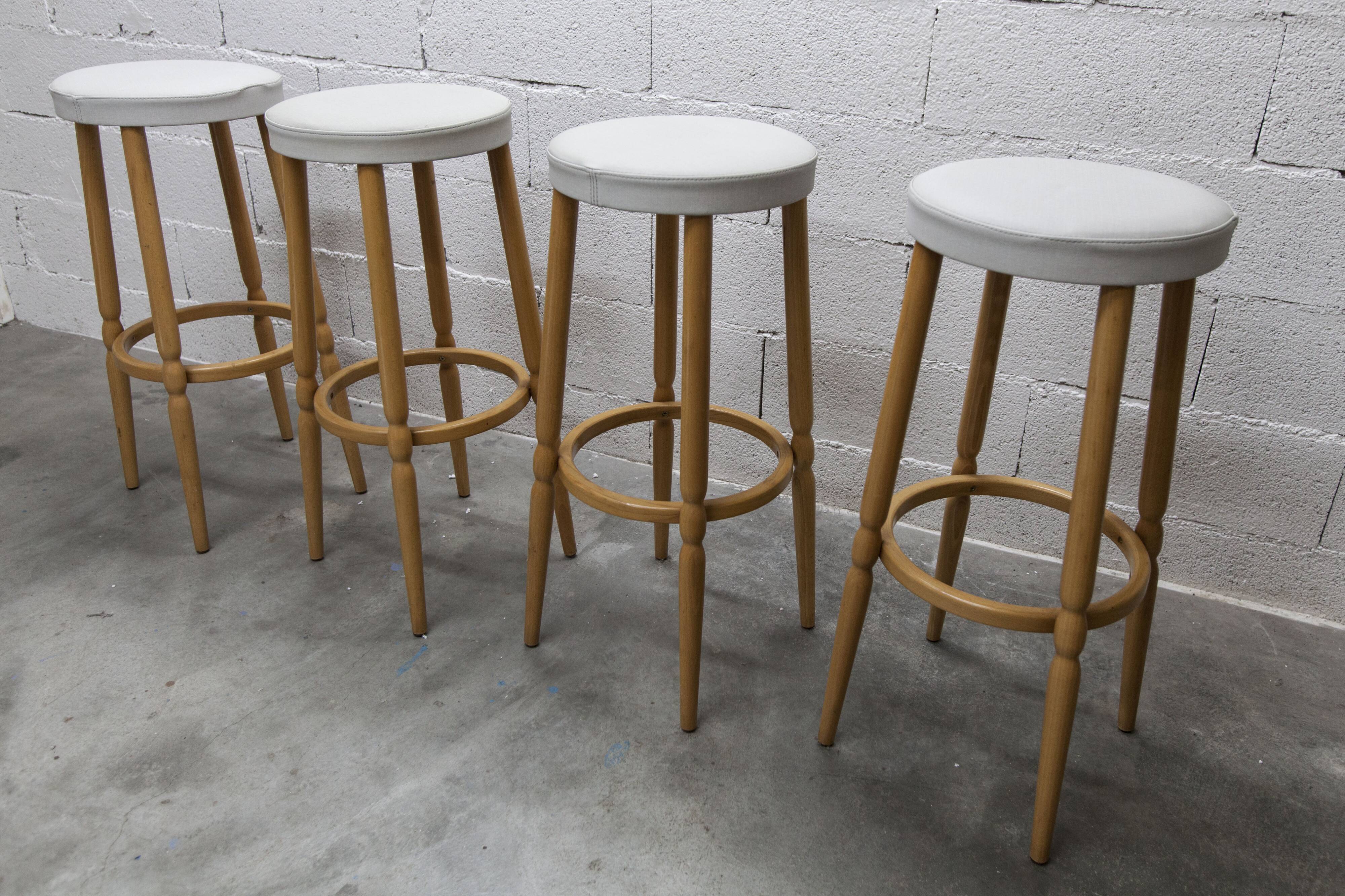 Standing table and 4 high stools Baumann 1990