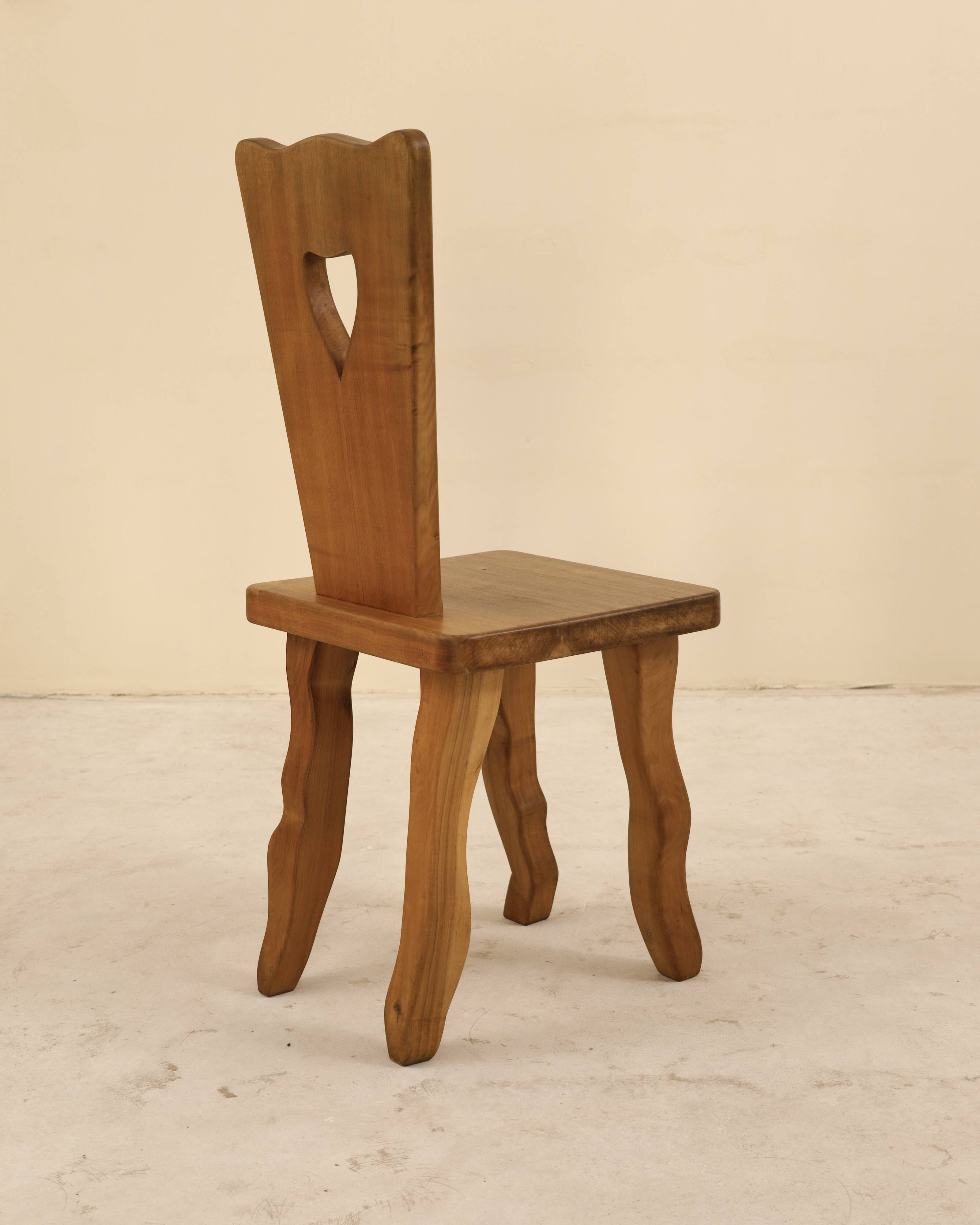 Ensemble de 6 chaises en noyer massif, France, 1970's