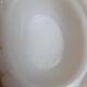Petite poule couveuse en opaline blanche peinte ancienne