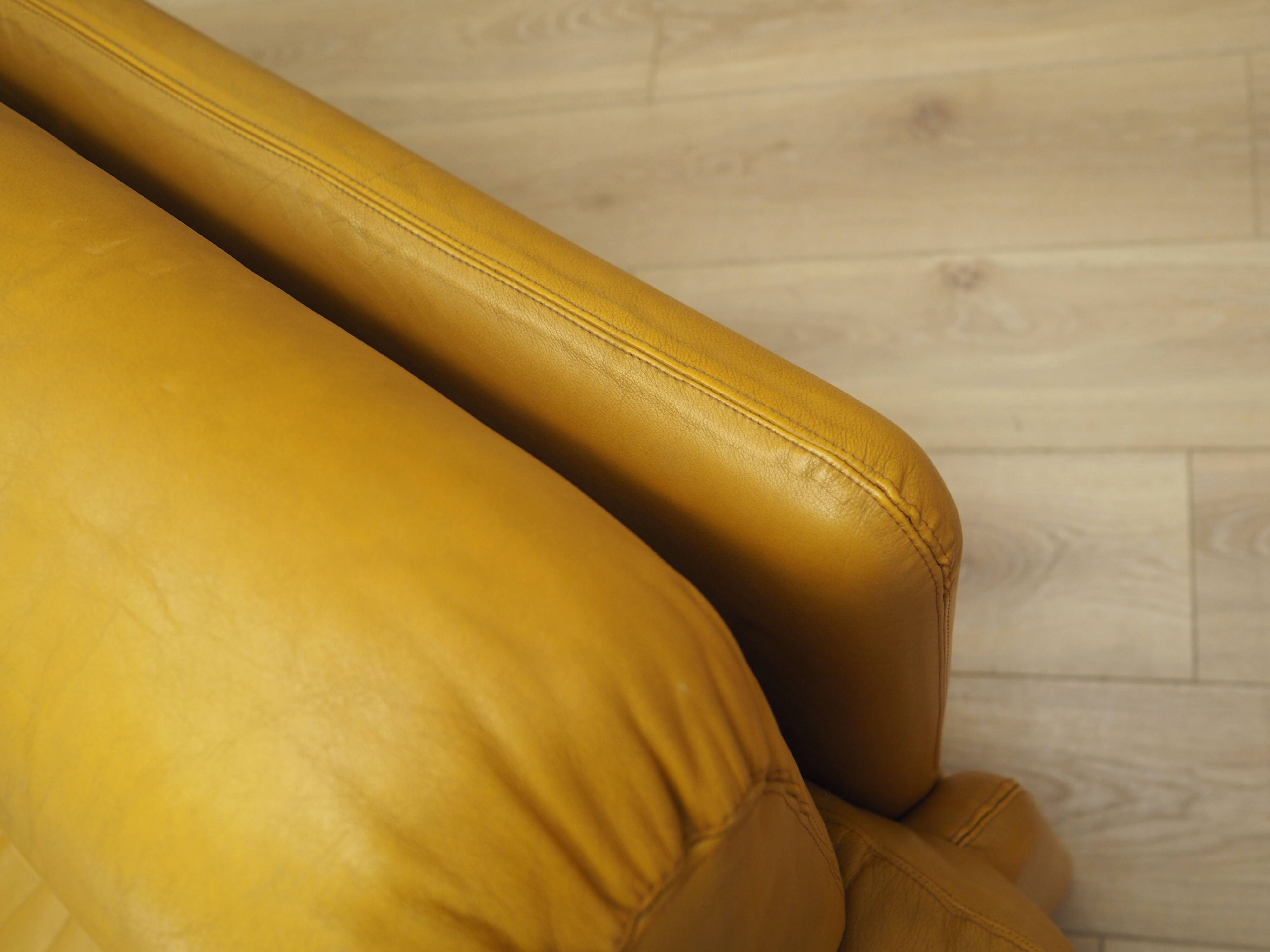 Canapé en cuir jaune, design italien, années 60, fabricant : B&B Italia, desig