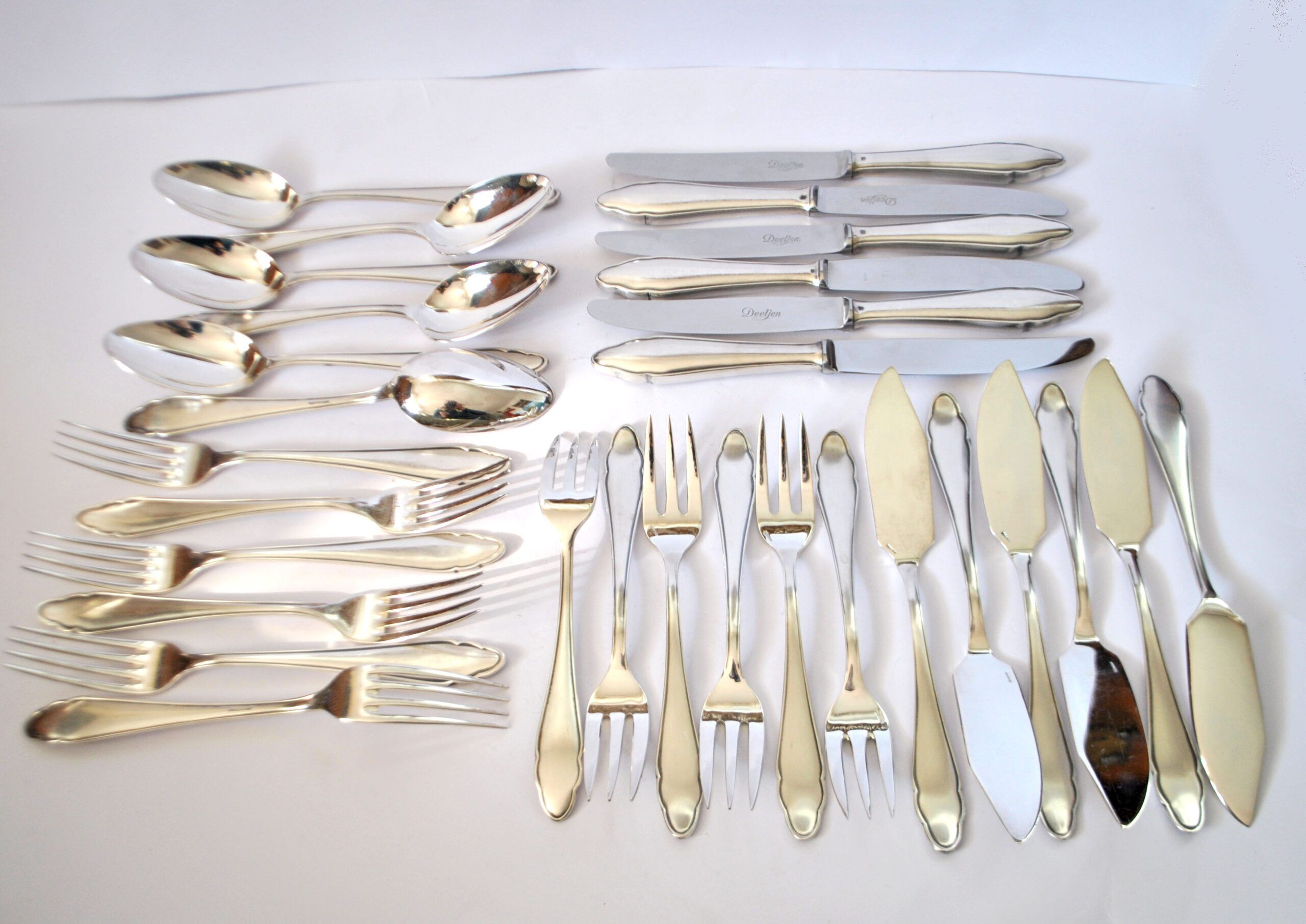DEETJEN 30-piece modernist cutlery set with scalloped edges