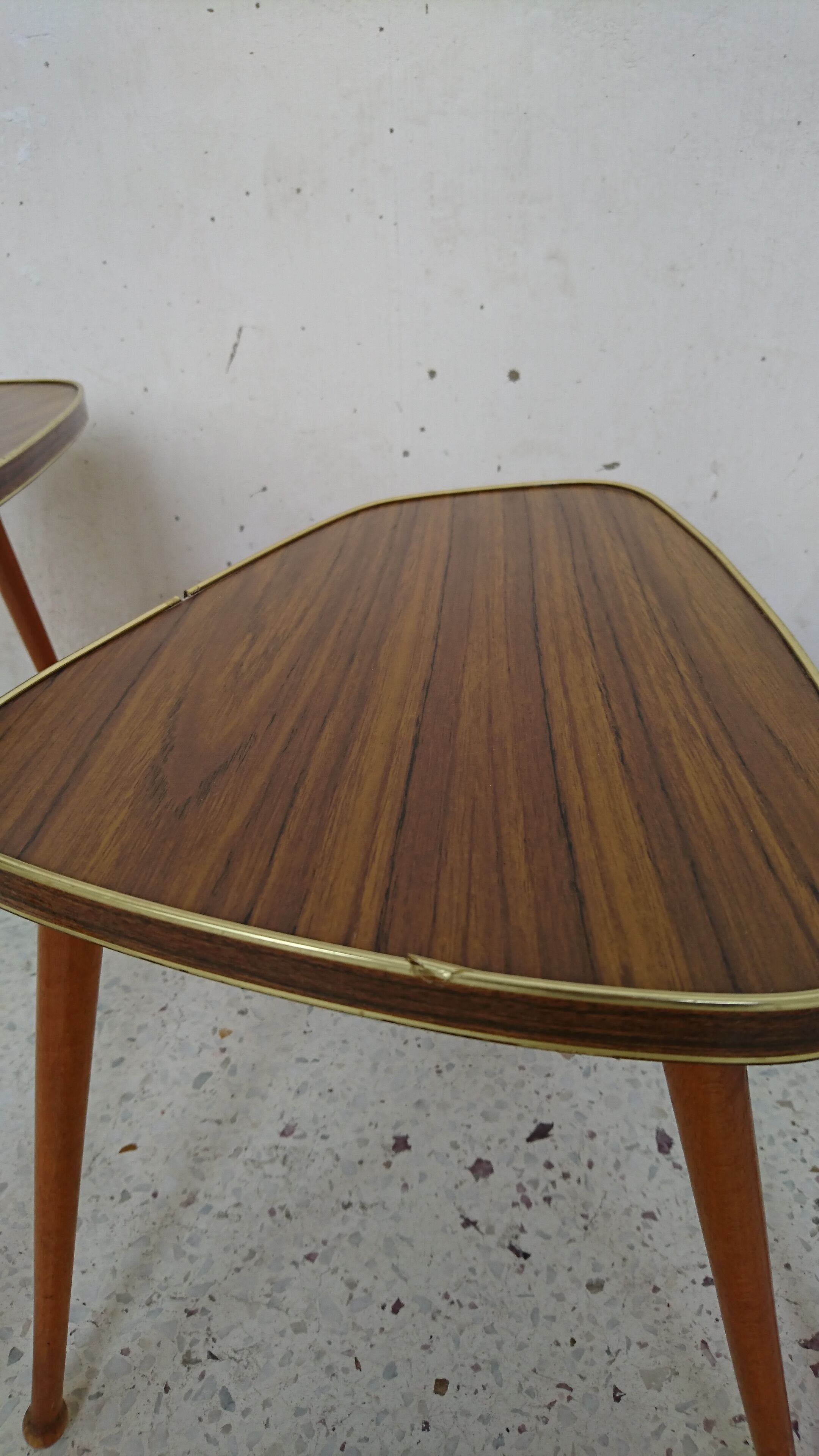 Table-gigogne tripode