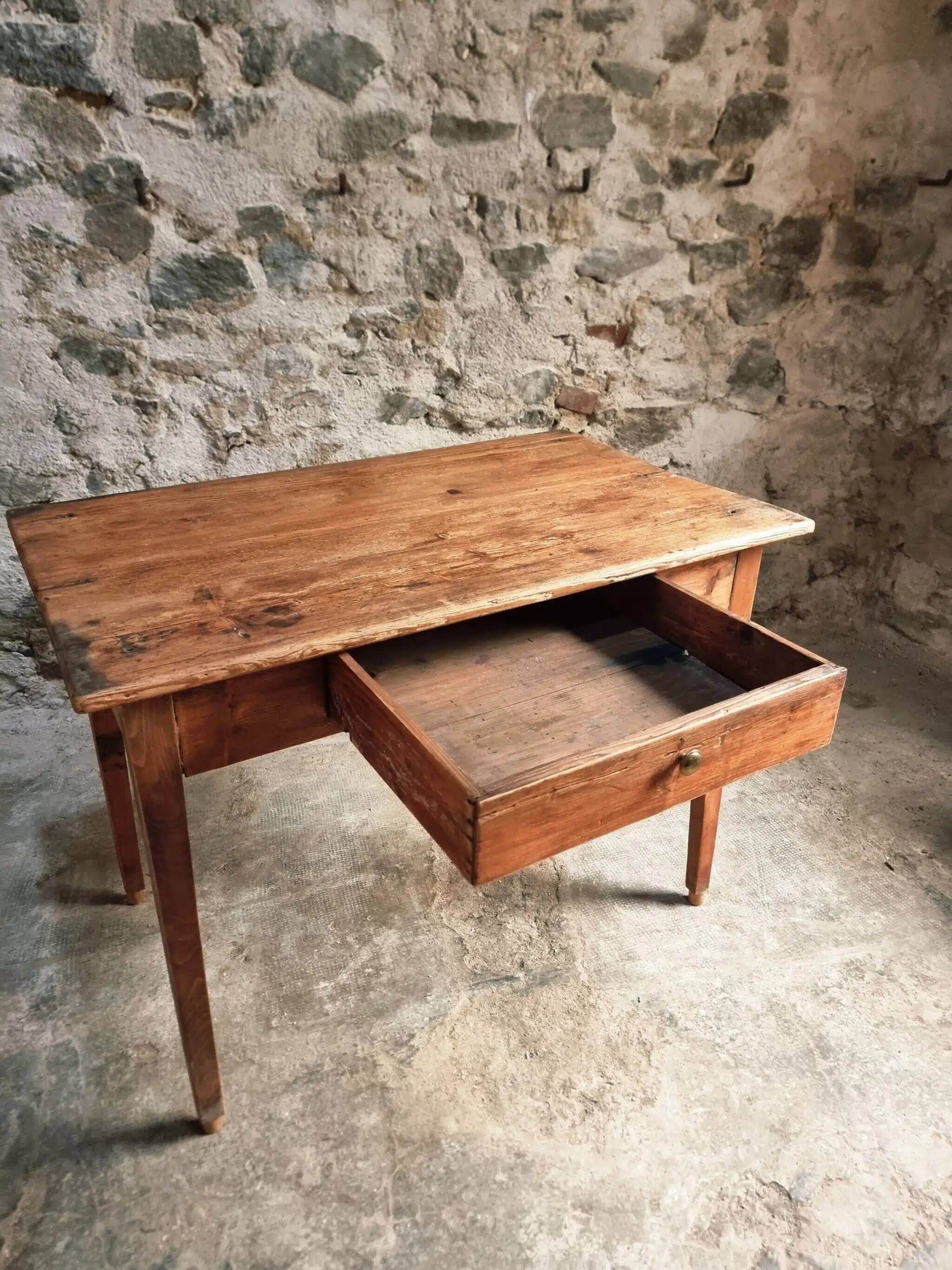 Table de ferme rustique en pin et cerisier, 1 tiroir, années 1930