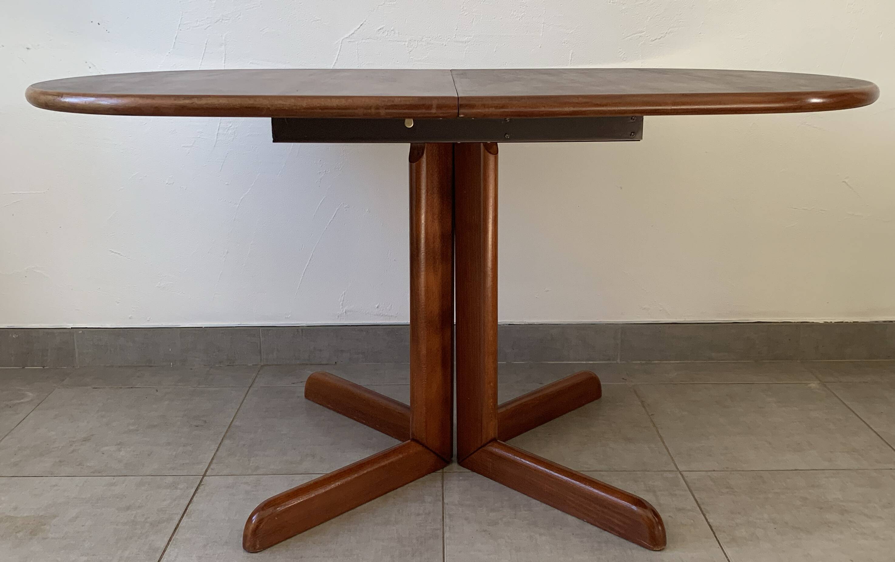 Table extensible danoise ovale en teck, années 60