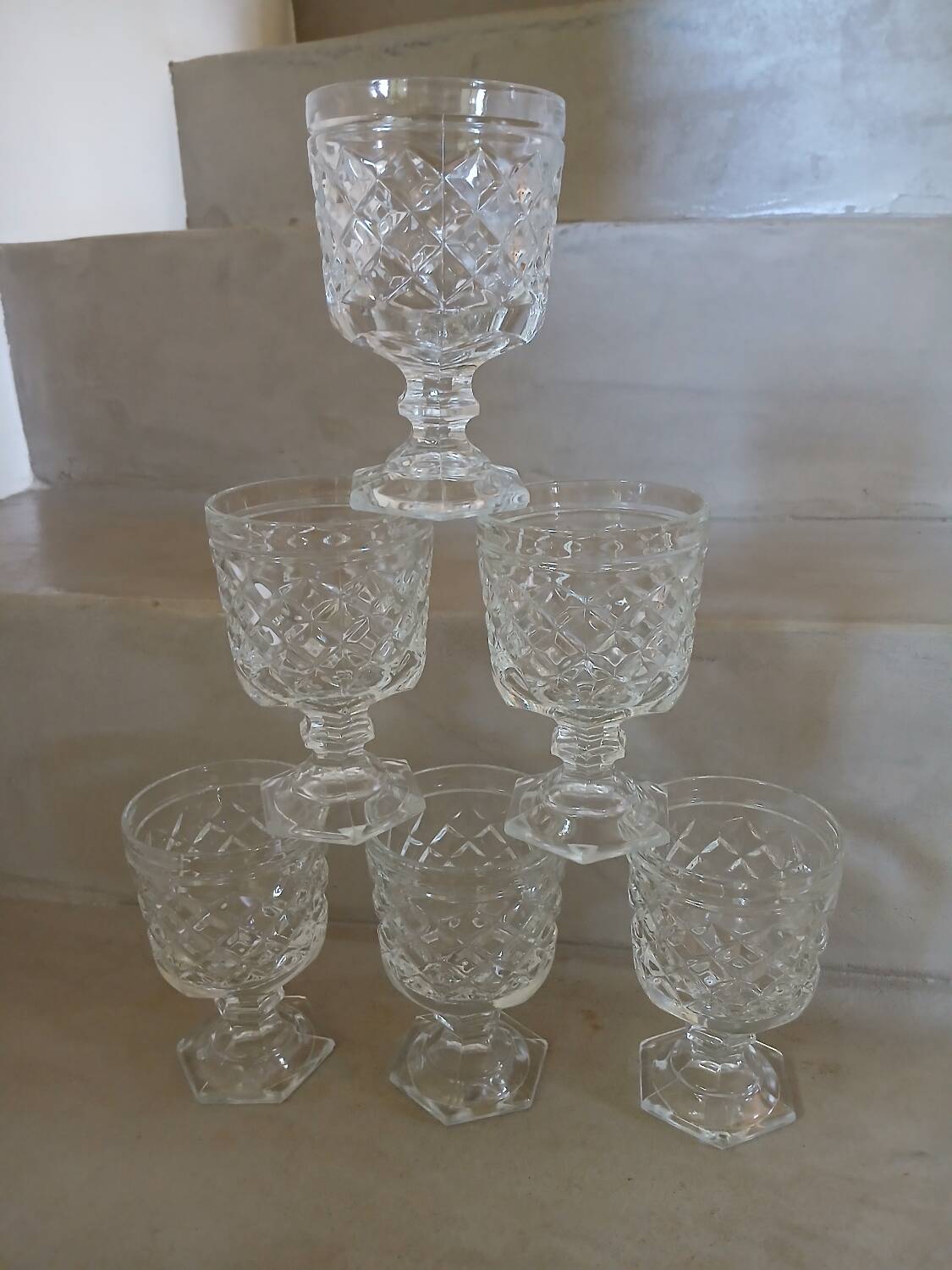 6 verres à pied en verre taillé