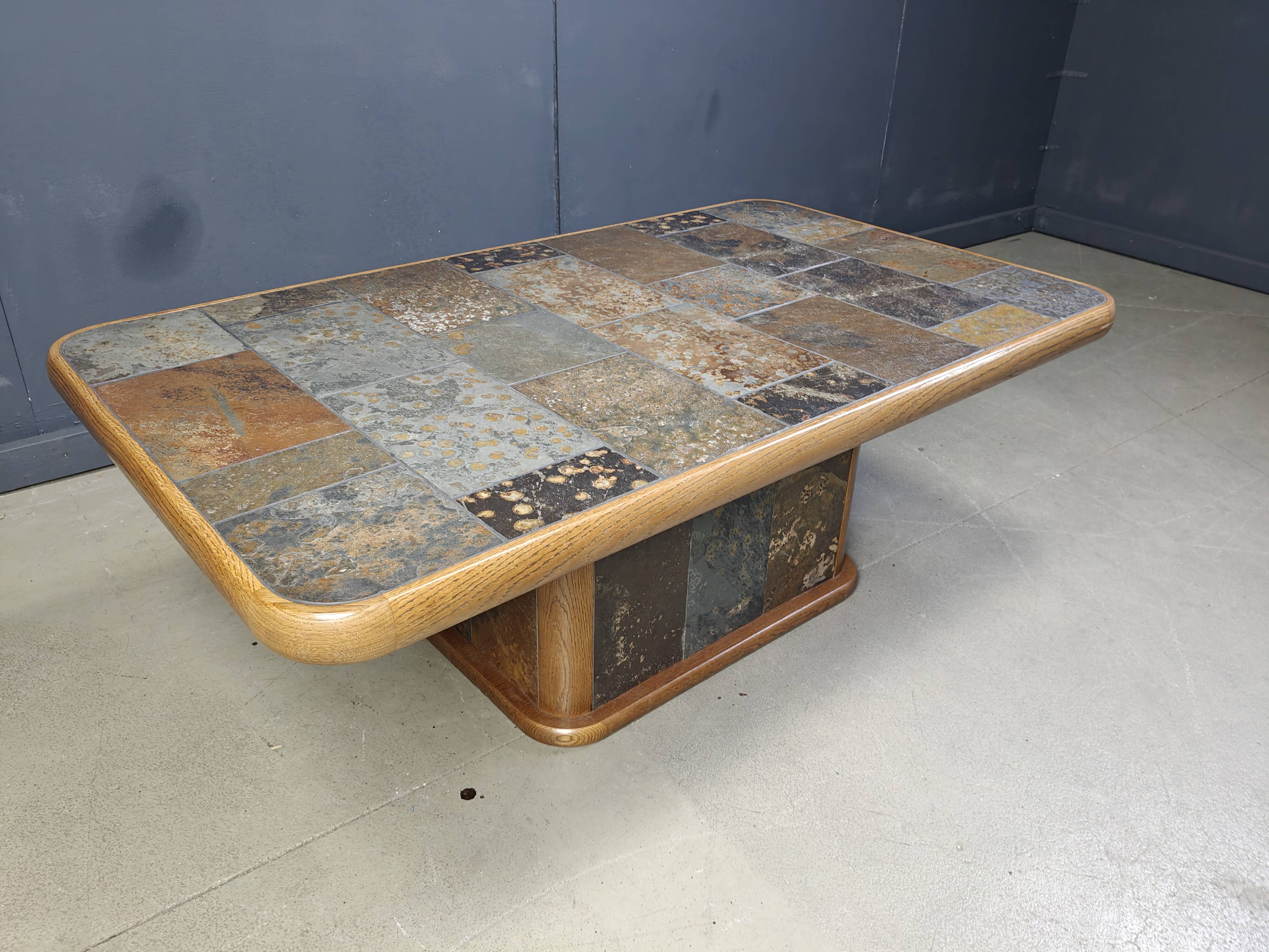 Table basse brutaliste en chêne et pierre, années 1970