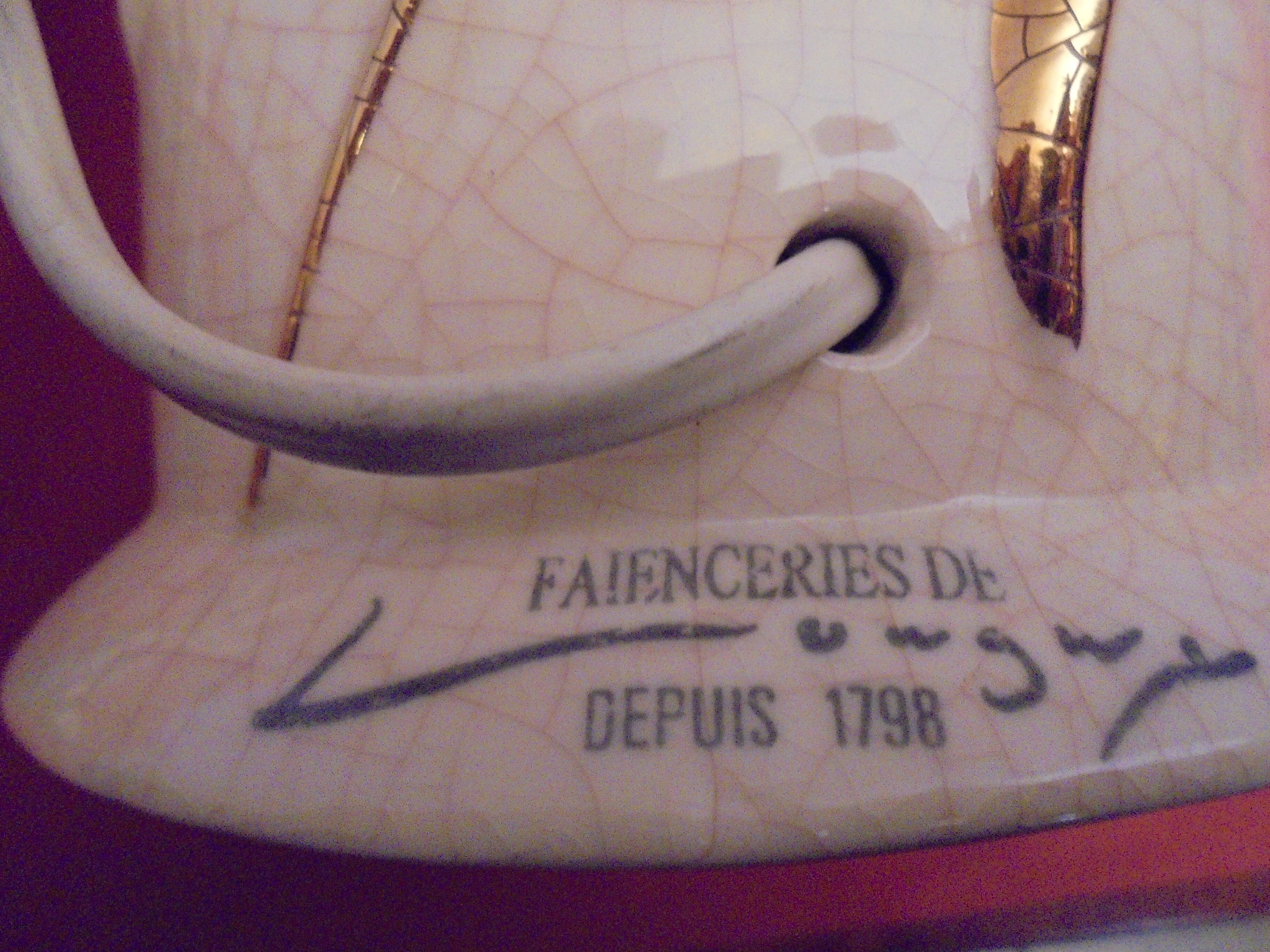 Longwy-designed lamp pose