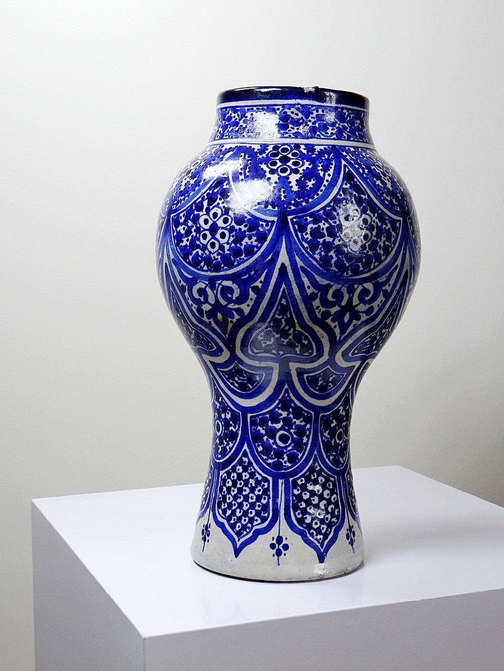 Large Moroccan vase/jar from Fès, handcrafted ceramic Khabia, 19th-20th century, cobalt.
