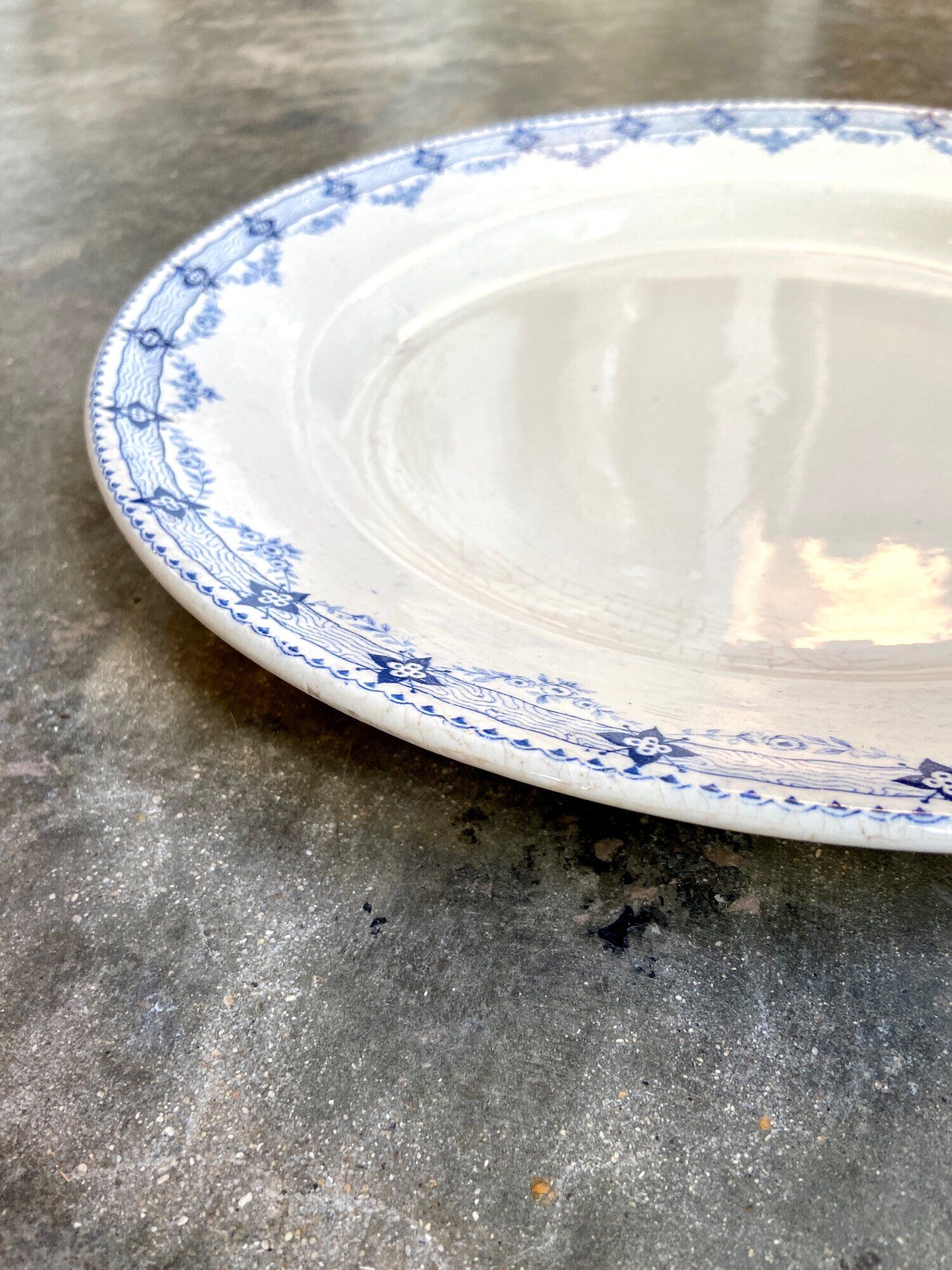 Round dish Hte Boulenger in white and blue iron earth, service "Lavoisier"