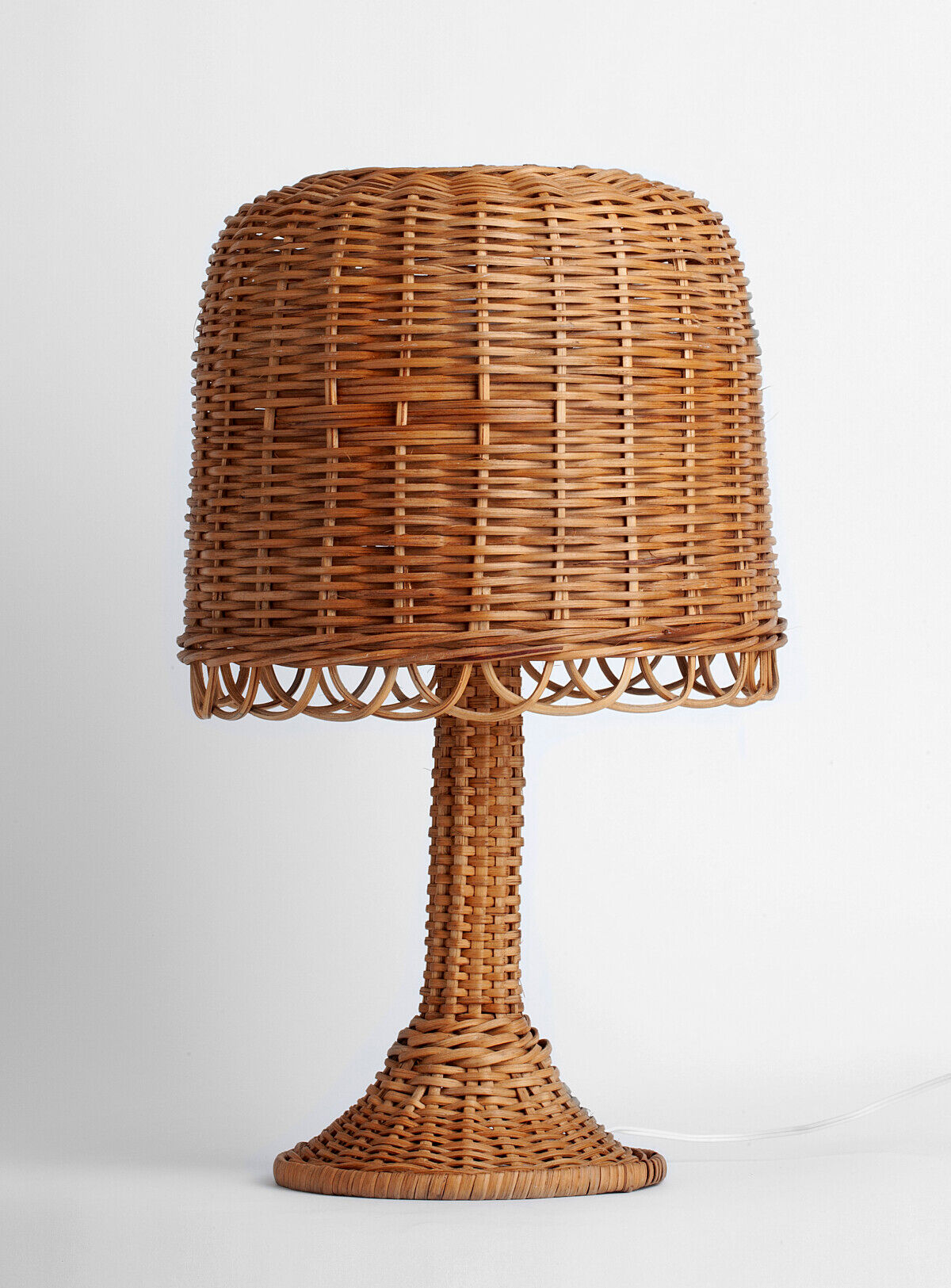 Grand lampadaire en rotin naturel