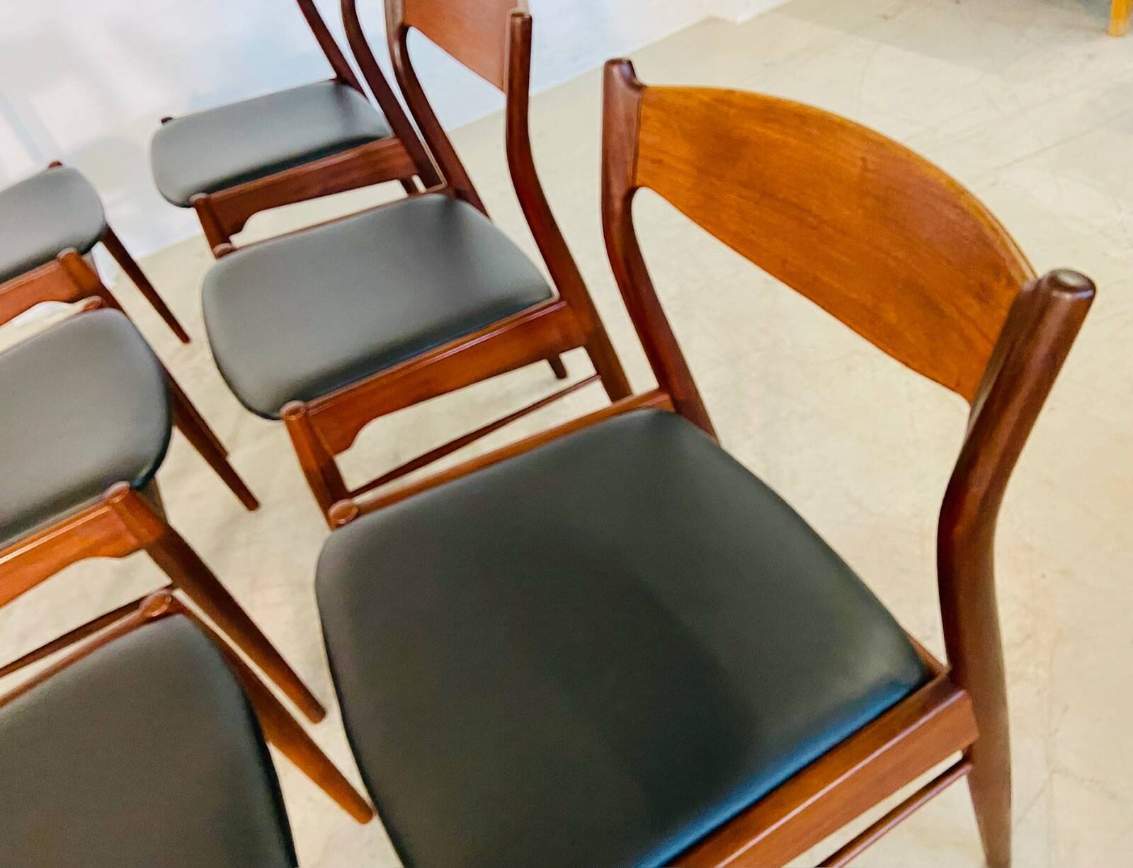 Danish vintage Arne Wahl Iversen teak and leather dining chairs model 26 - 1960s