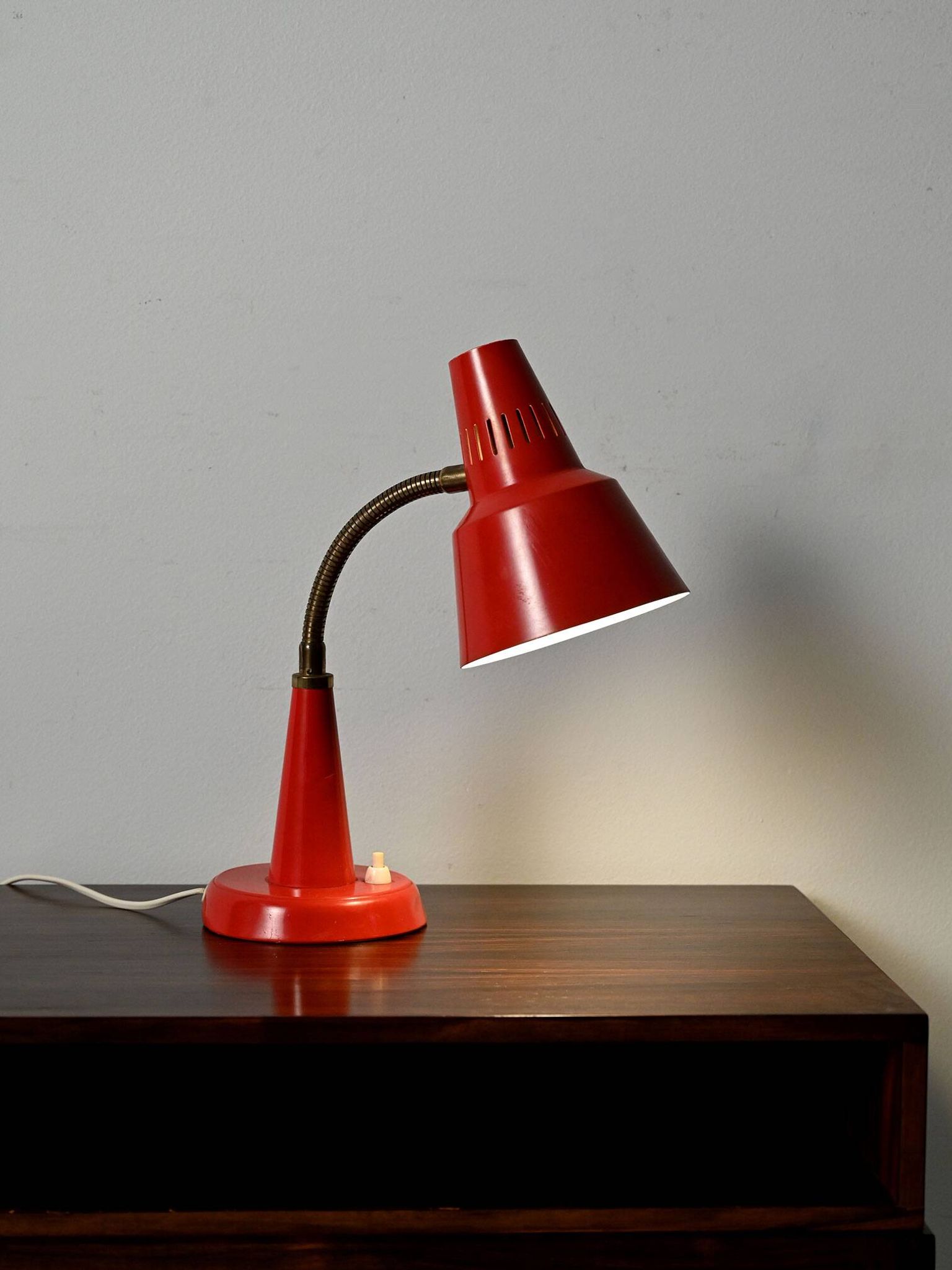 Lampe de table scandinave rouge Gemi, années 1960
