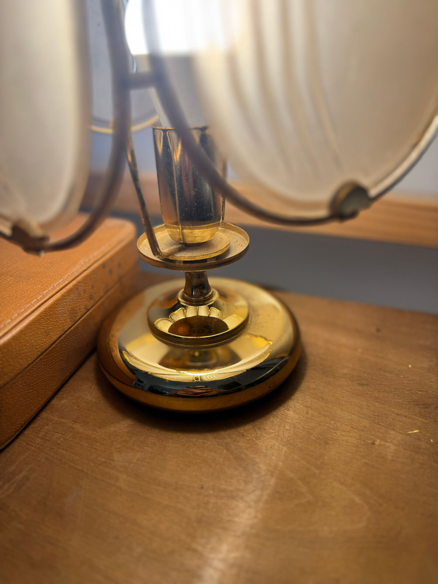 Vintage Hollywood Regency brass and smoked glass lotus table lamp – 19